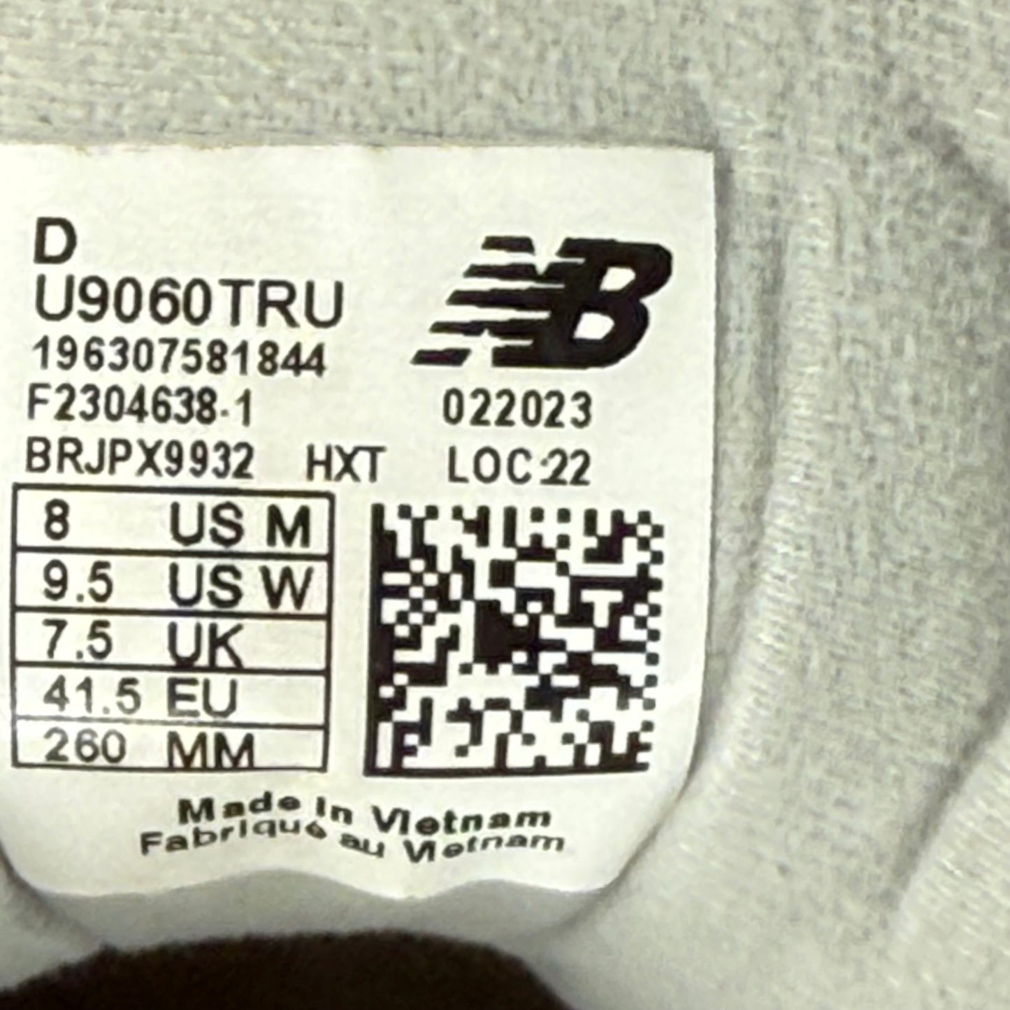 New Balance 9060 Cherry Blossom *pre-owned* SIZE 8