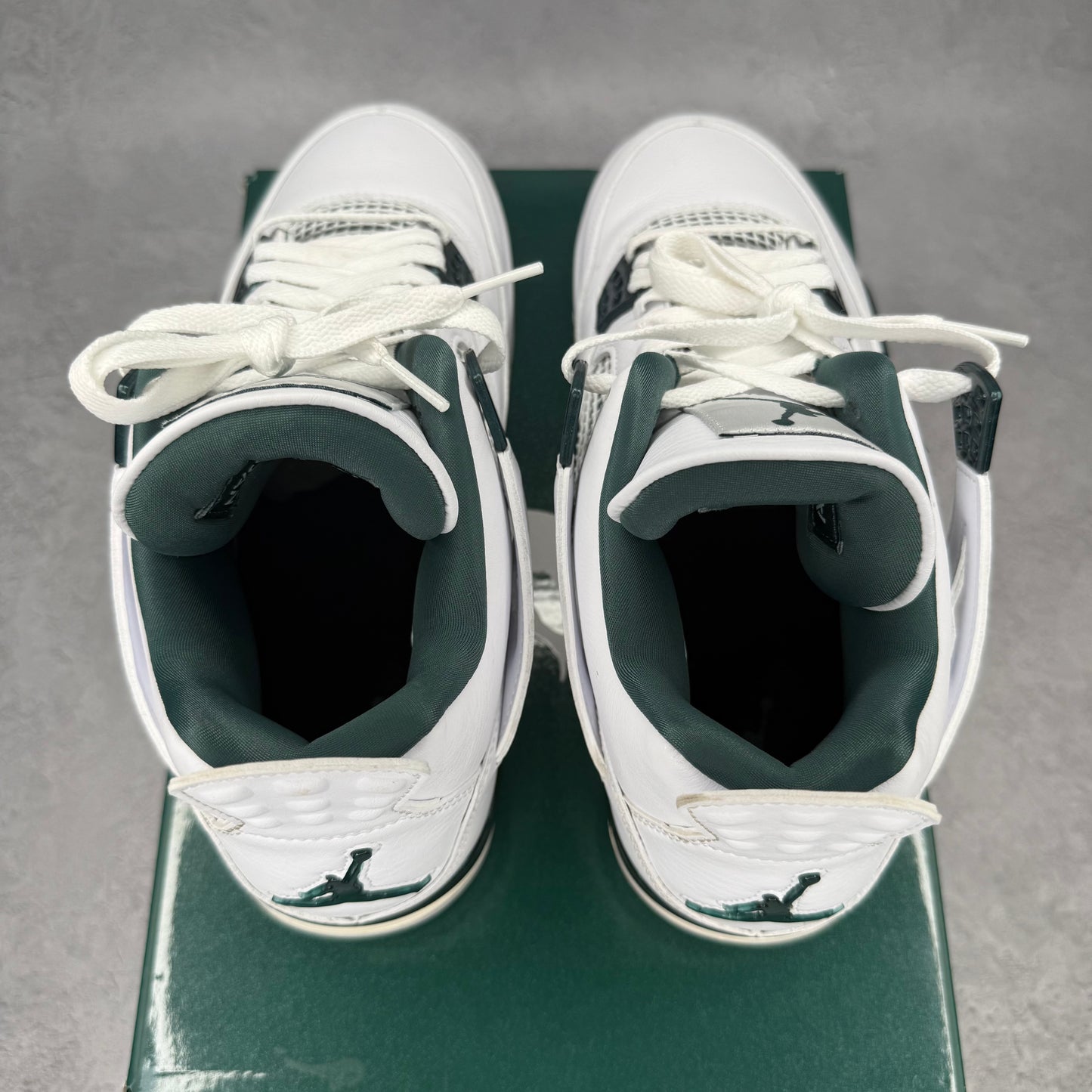 Jordan 4 Retro Oxidized Green *pre-owned* SIZE 9