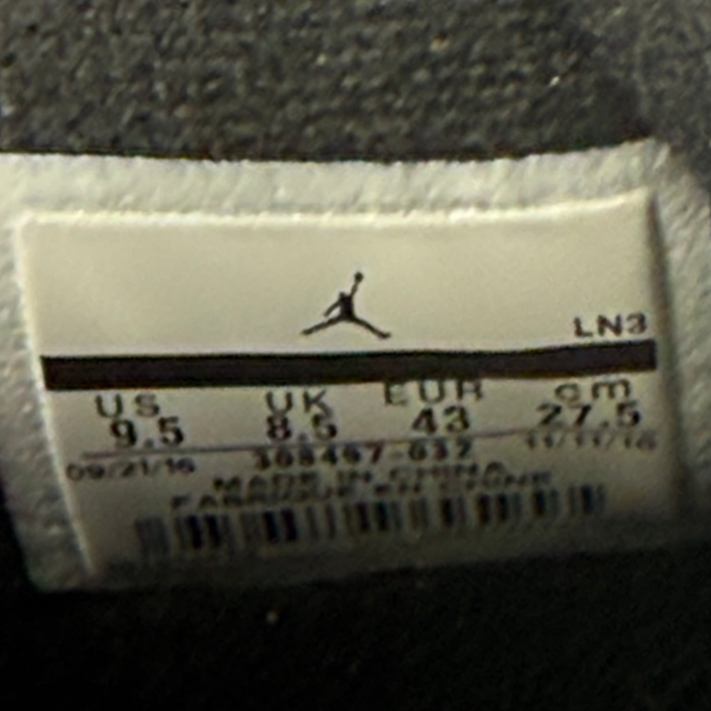 Jordan 4 Retro Royalty *pre-owned* SIZE 9.5