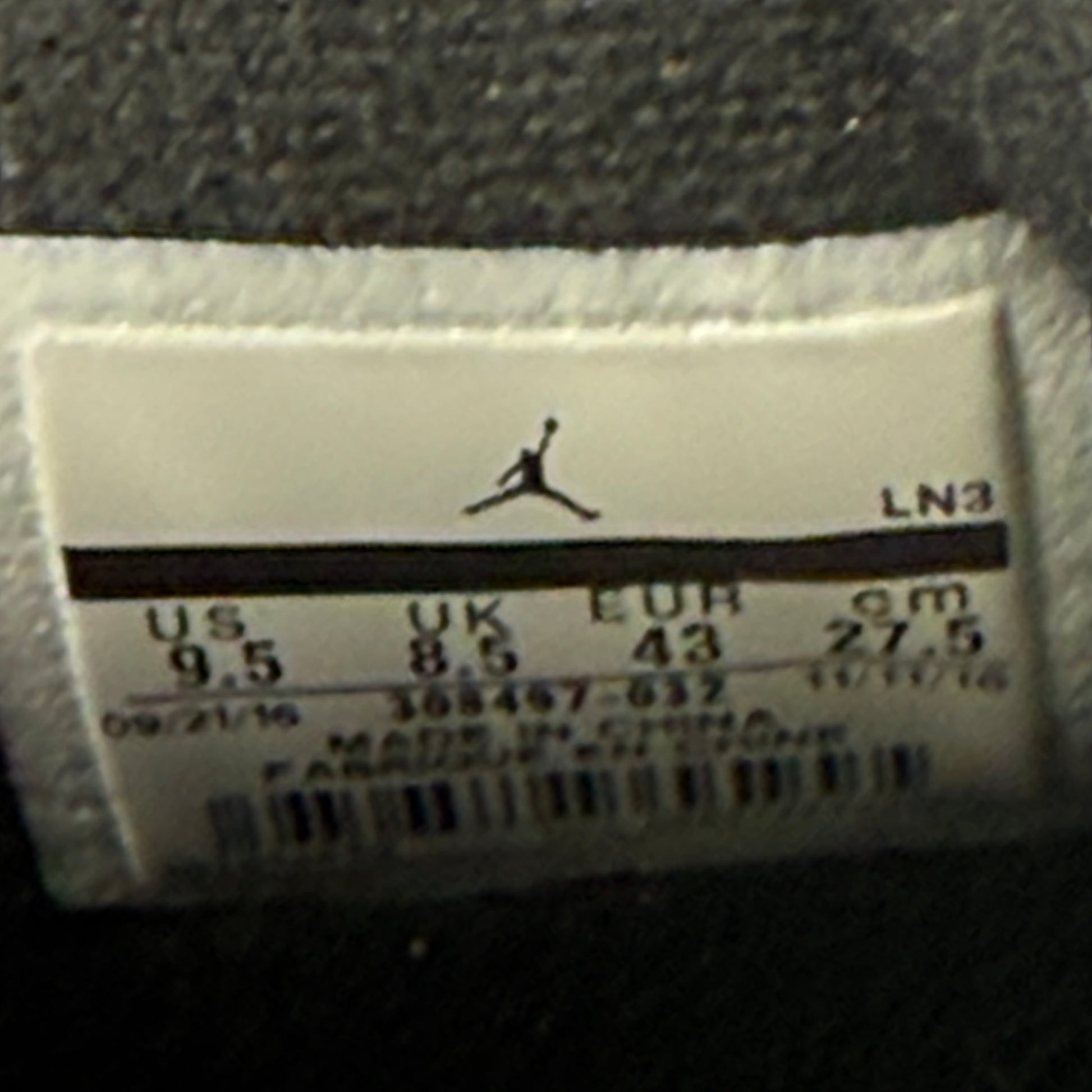 Jordan 4 Retro Royalty *pre-owned* SIZE 9.5