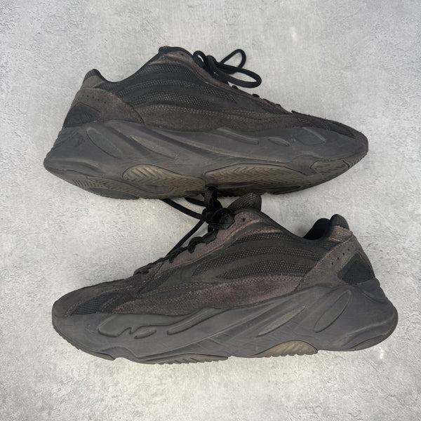 adidas Yeezy Boost 700 V2 Vanta *pre-owned* SIZE 10
