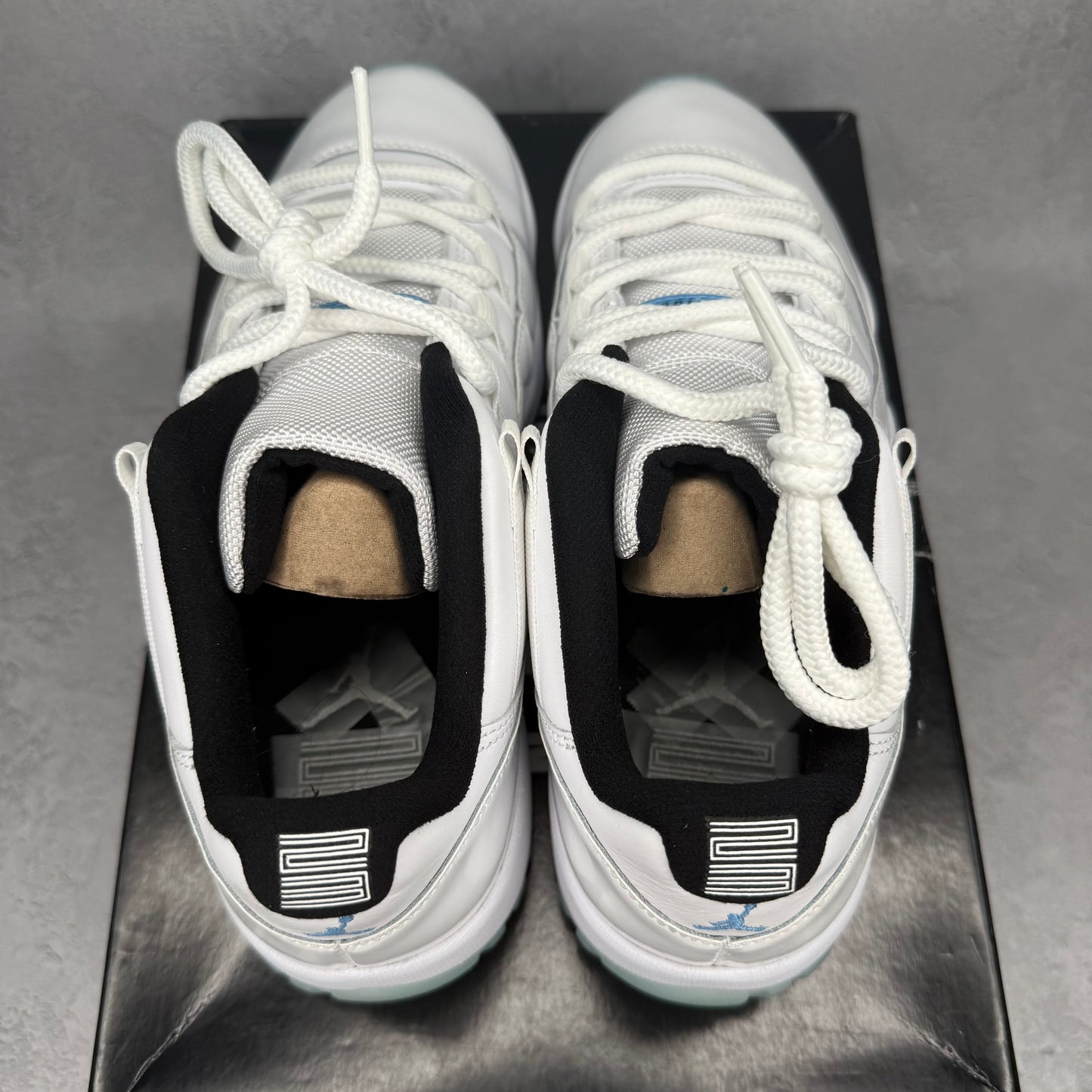 Jordan 11 Retro Low Legend Blue *pre-owned* SIZE 9