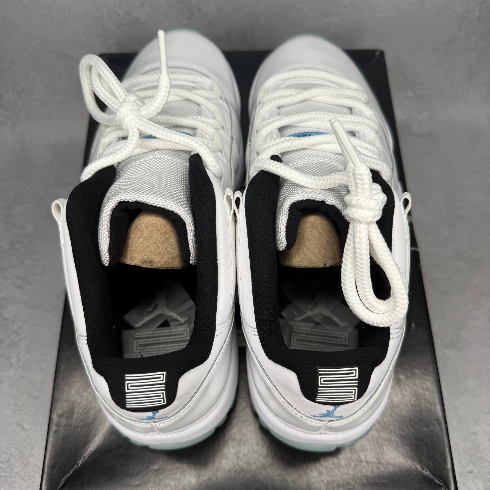 Jordan 11 Retro Low Legend Blue *pre-owned* SIZE 9
