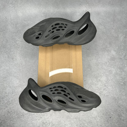 adidas Yeezy Foam RNR Onyx *pre-owned* SIZE 8