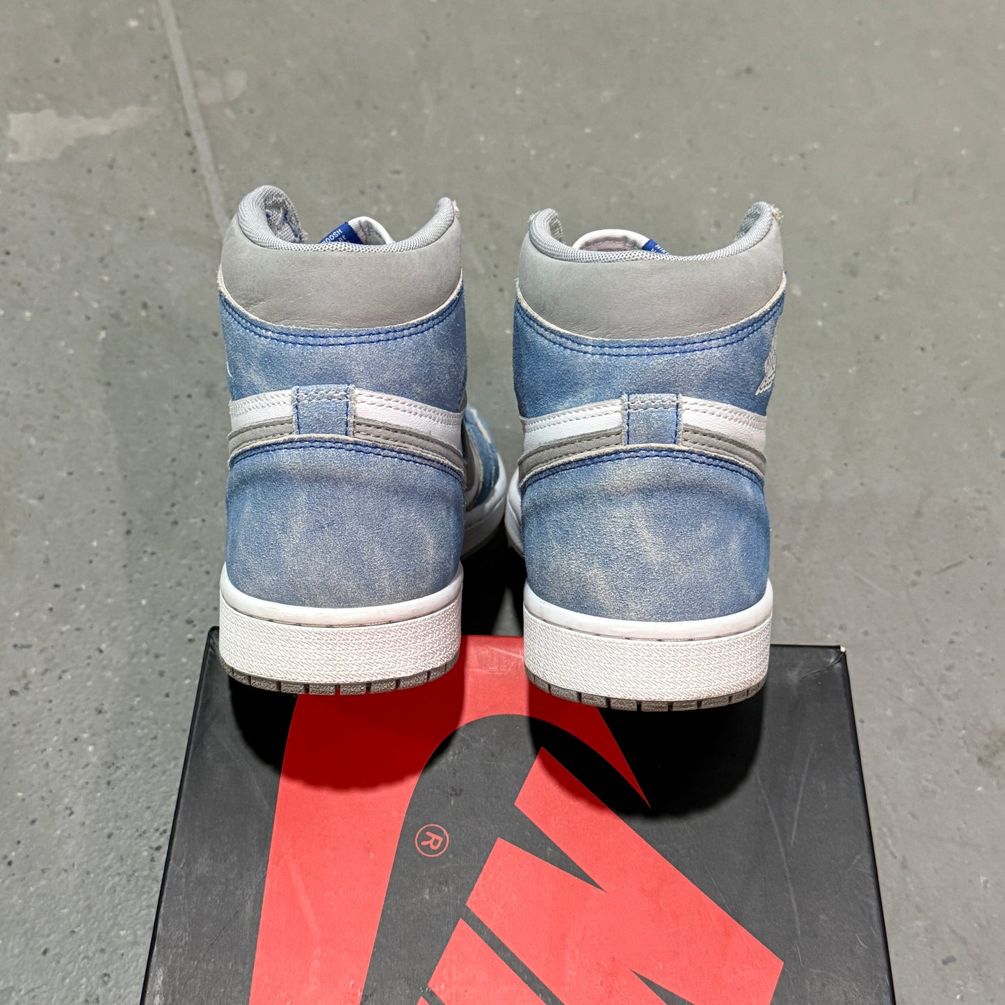 Jordan 1 High Retro Hyper Royal *pre-owned* (SIZE 8.5)