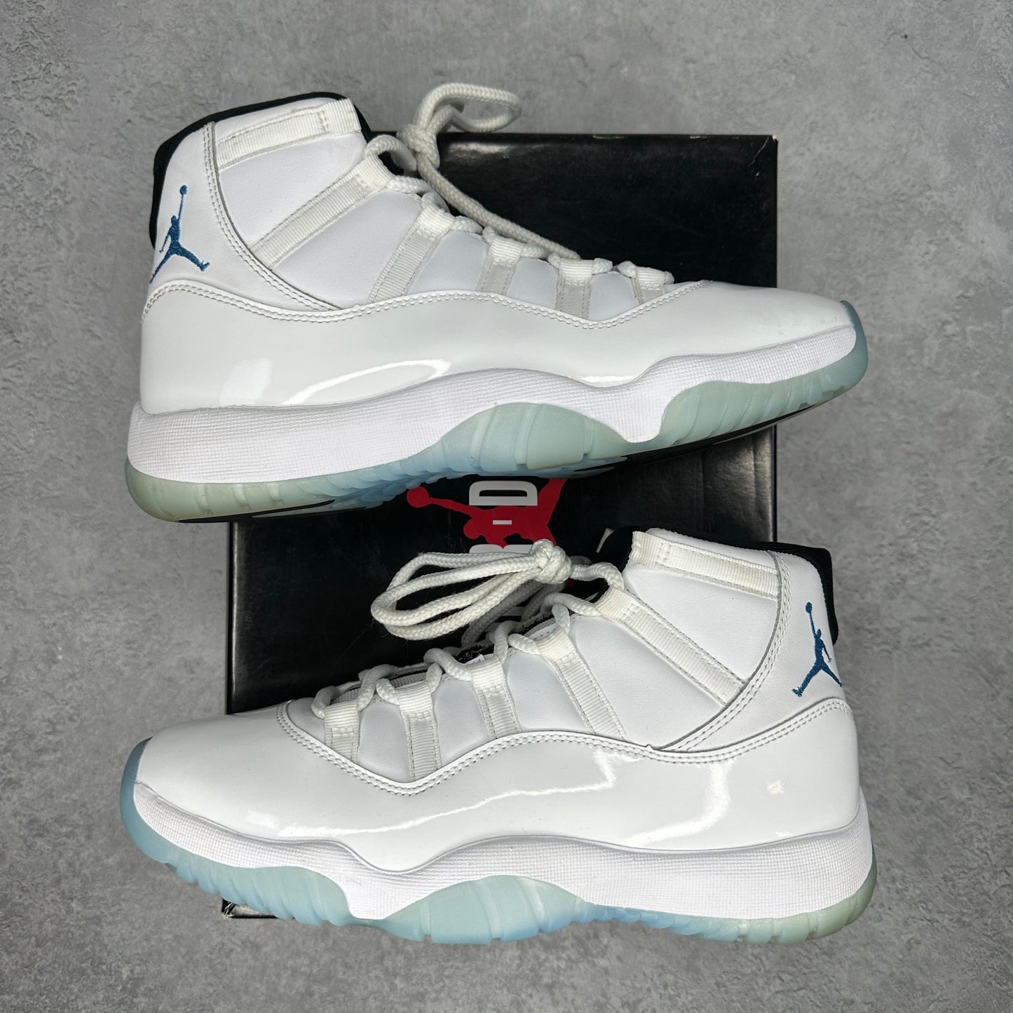 Jordan 11 Retro Legend Blue (2024) *pre-owned* SIZE 9