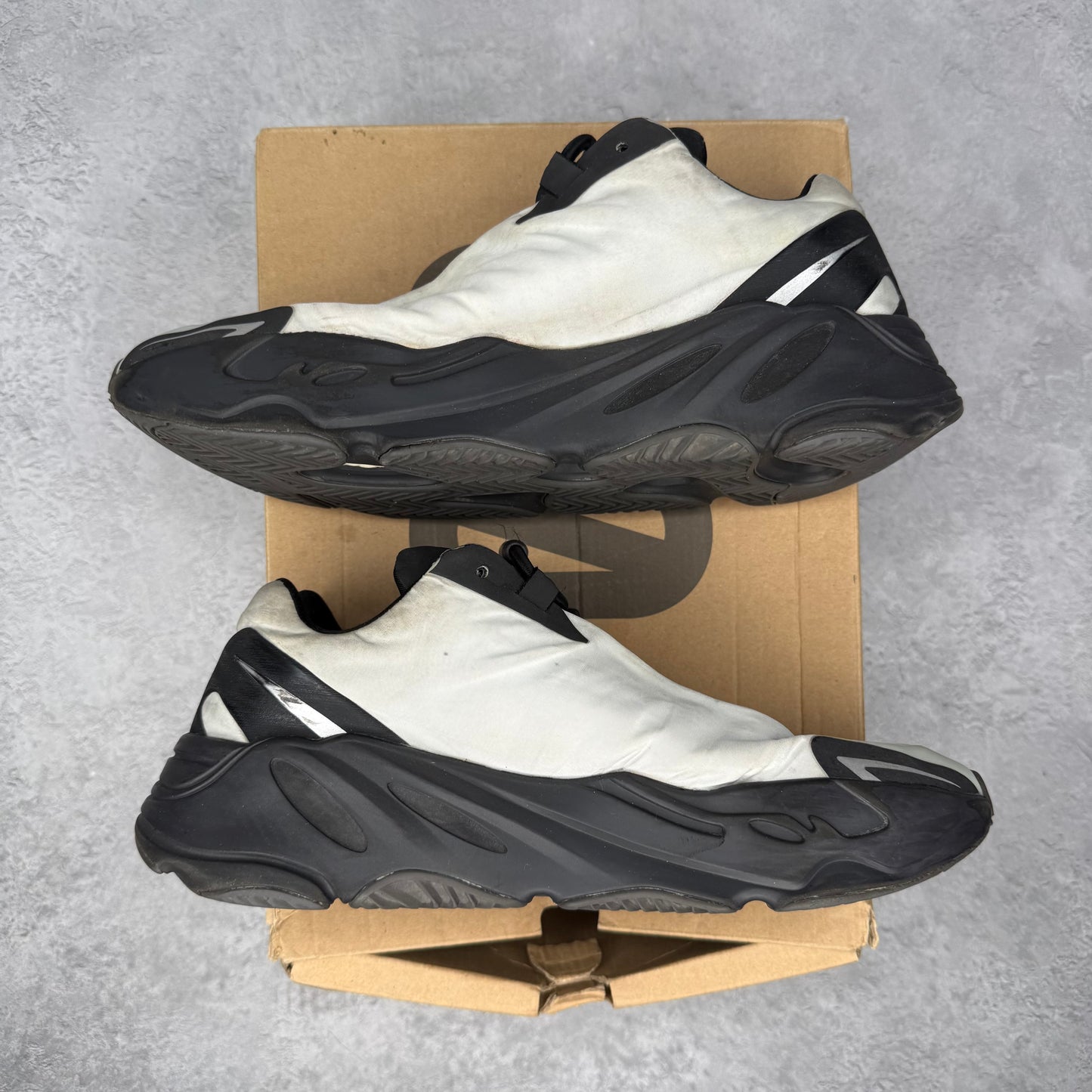 adidas Yeezy Boost 700 MNVN Blue Tint *pre-owned* SIZE 9