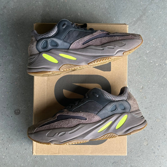 adidas Yeezy Boost 700 Mauve *pre-owned* (SIZE 8.5)