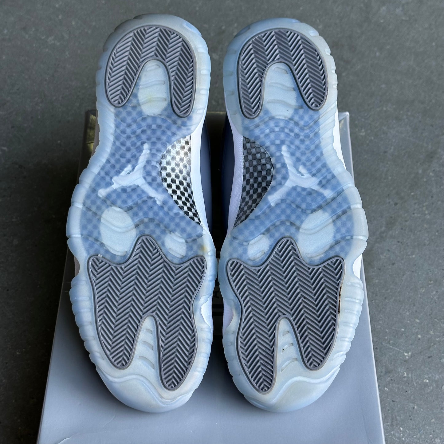 Jordan 11 Retro Cool Grey (2021) *pre-owned* (SIZE 13)