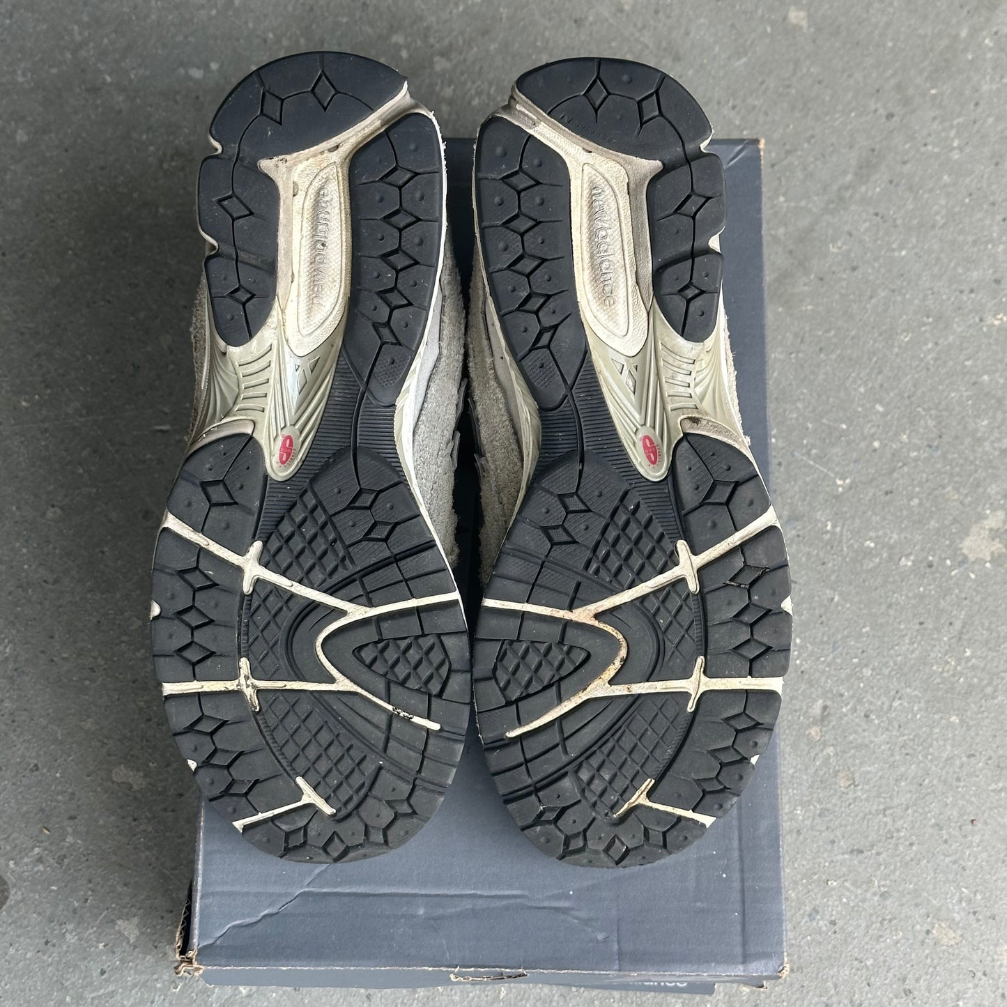 New Balance 2002R Protection Pack Grey *pre-owned* (SIZE 10, COLOR FADE)
