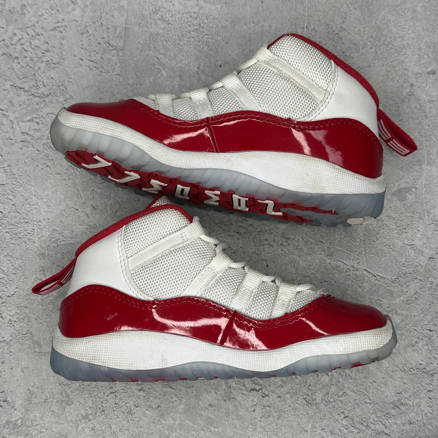 Jordan 11 Retro Cherry (2022) (TD) *pre-owned* SIZE 9C