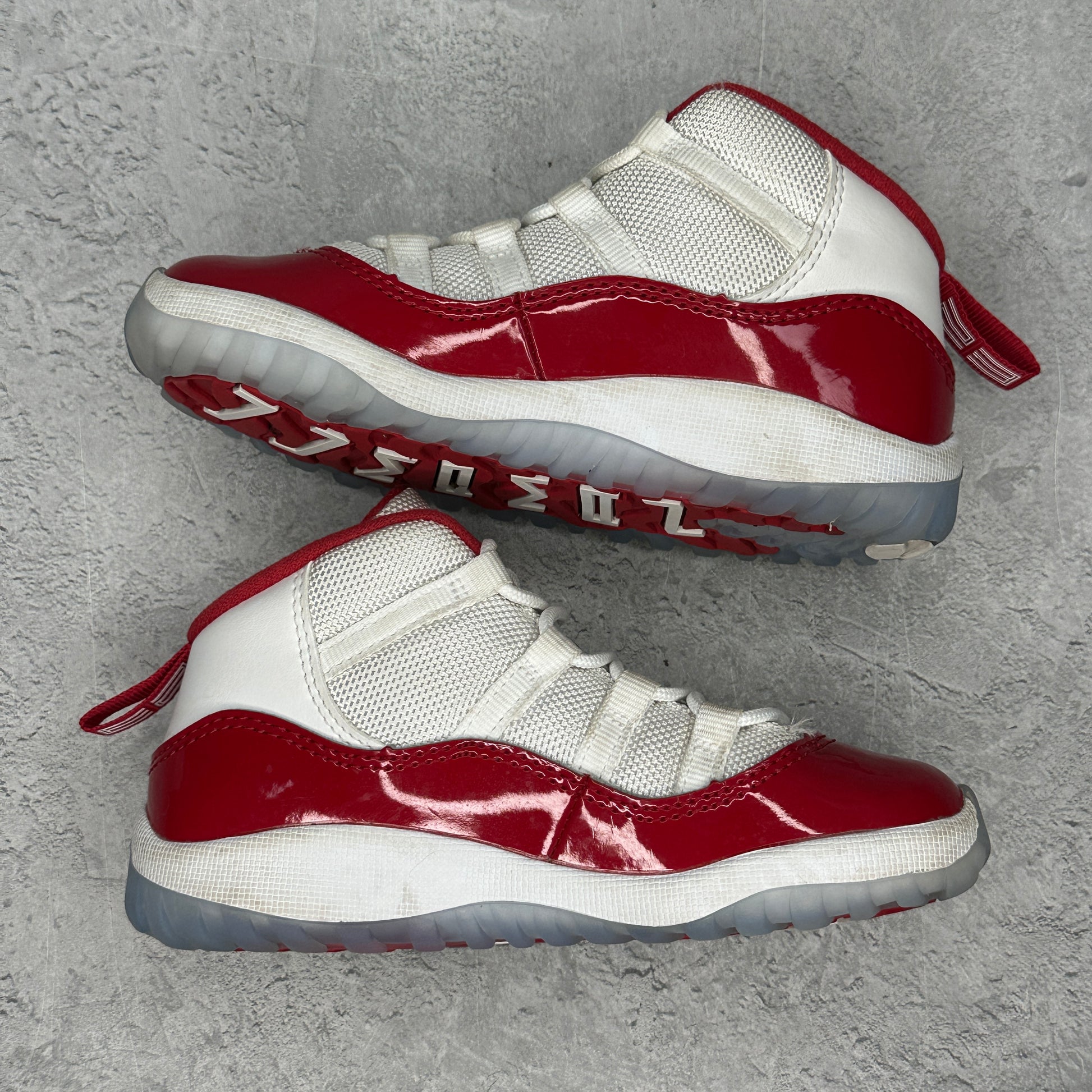 Jordan 11 Retro Cherry (2022) (TD) *pre-owned* SIZE 9C