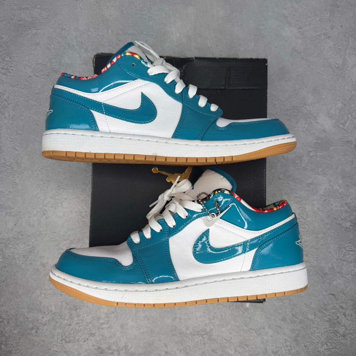 Jordan 1 Low SE Barcelona Cyber Teal *pre-owned* SIZE 9.5