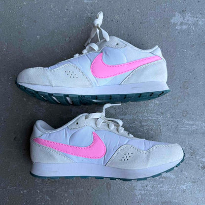 Nike MD Valiant GS White Pink Spell *pre-owned* SIZE 5Y