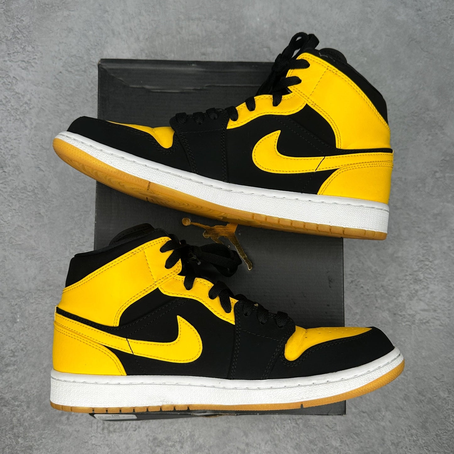 Jordan 1 Retro Mid New Love (2017) *pre - owned* SIZE 9.5 - Kicks Collective PA - Jordan - 554724-035 - Men's Shoes - 9.5M/11W - Pre - Owned