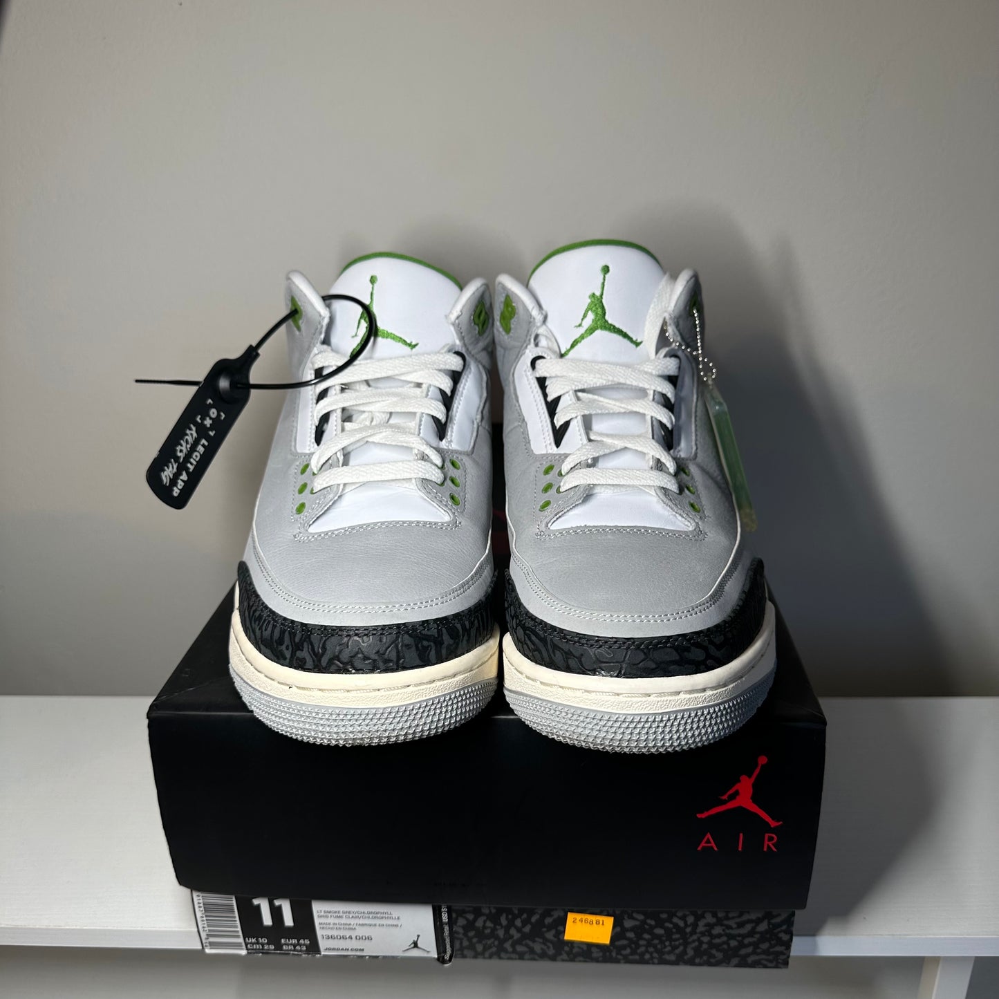 Jordan 3 Retro Chlorophyll *pre-owned* (SIZE 11)