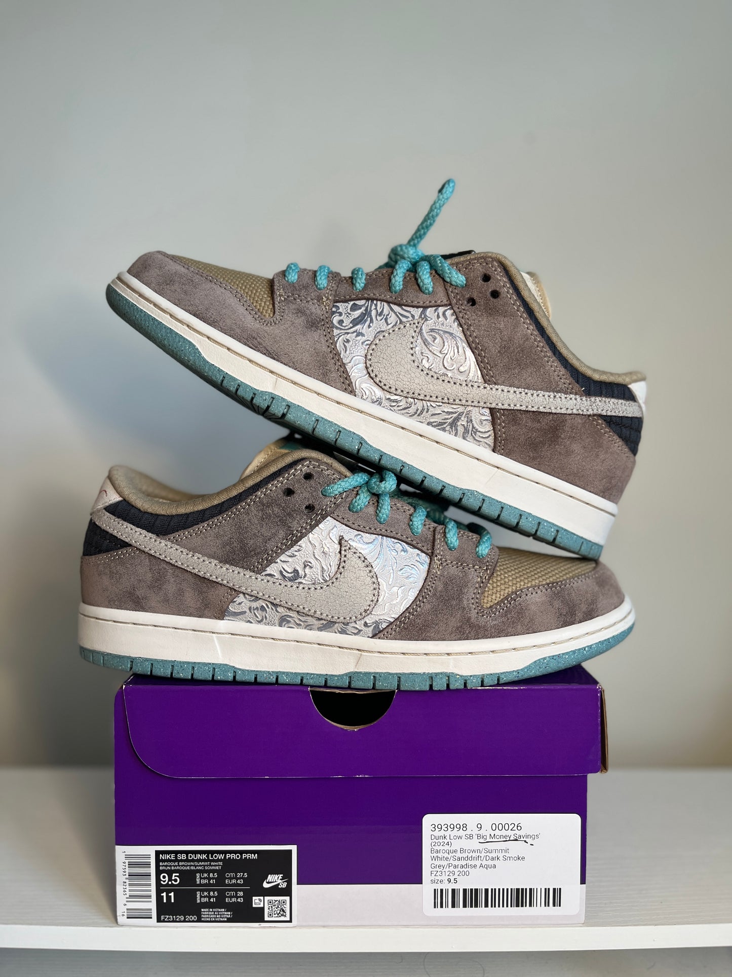 Nike SB Dunk Low Big Money Savings *pre-owned* (SIZE 9.5)