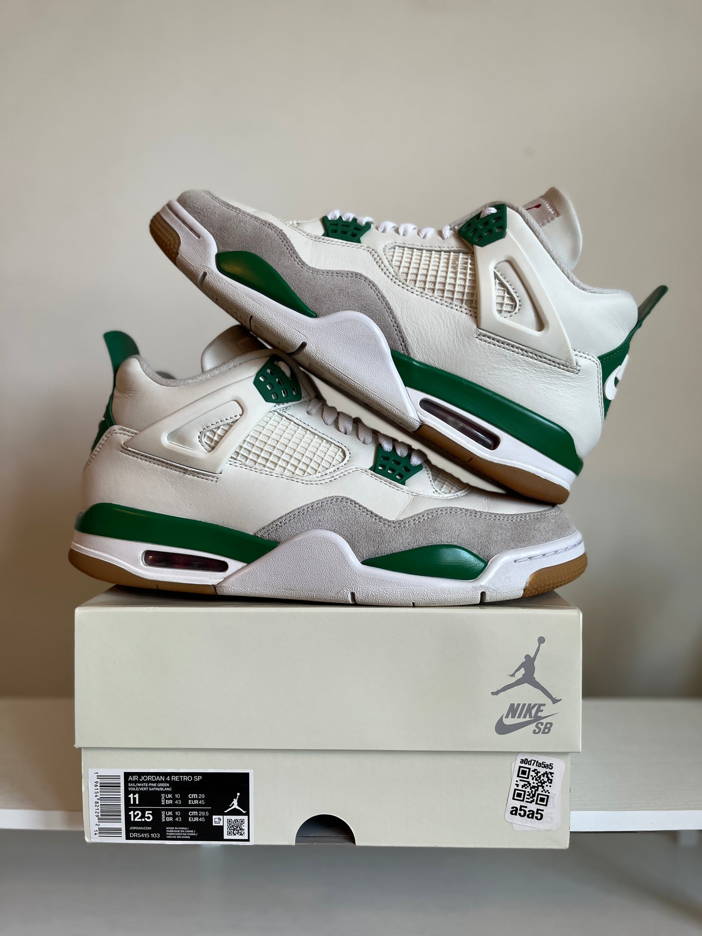 Air Jordan 4 Retro SB Pine Green *pre-owned* (SIZE 11)