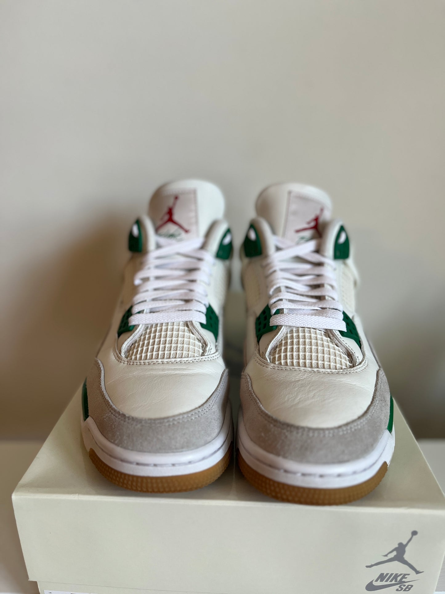 Air Jordan 4 Retro SB Pine Green *pre-owned* (SIZE 11)