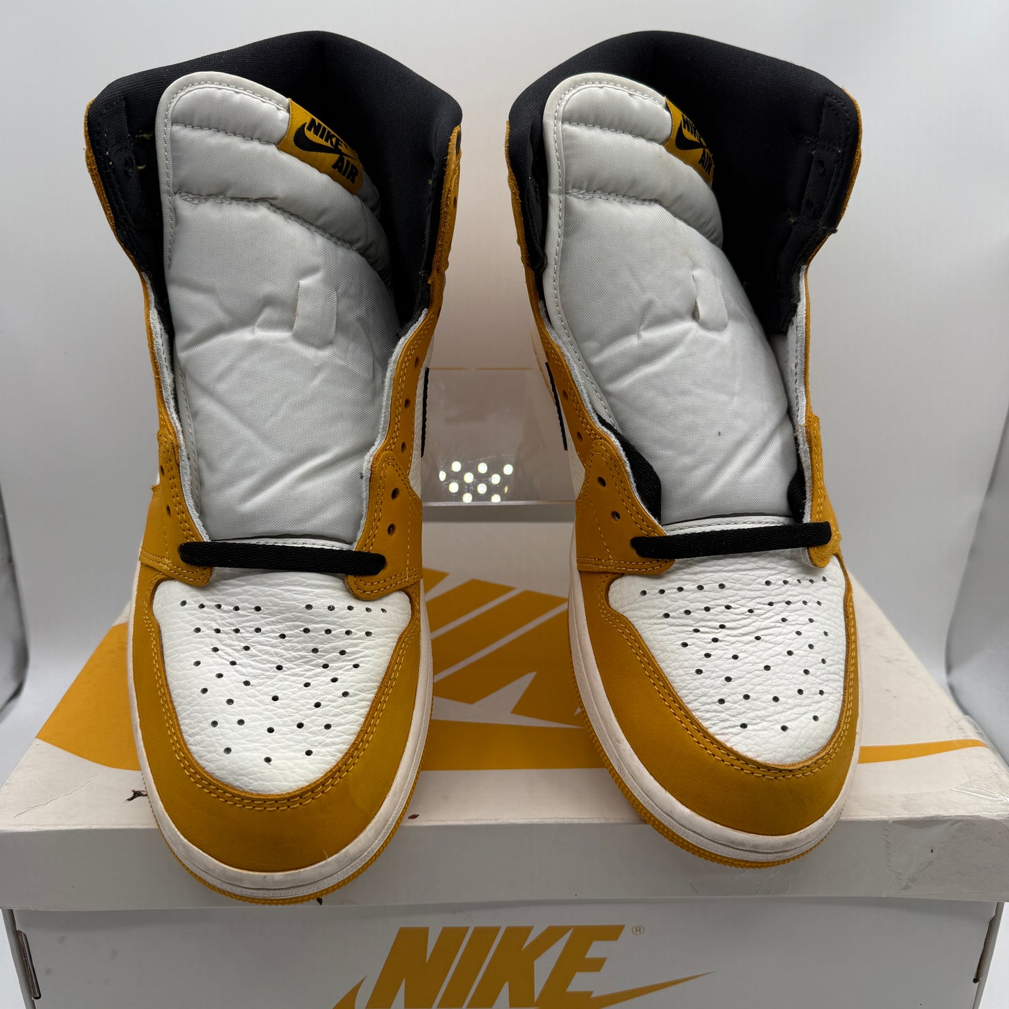 Jordan 1 Retro High OG Yellow Ochre *pre-owned* (SIZE 11)