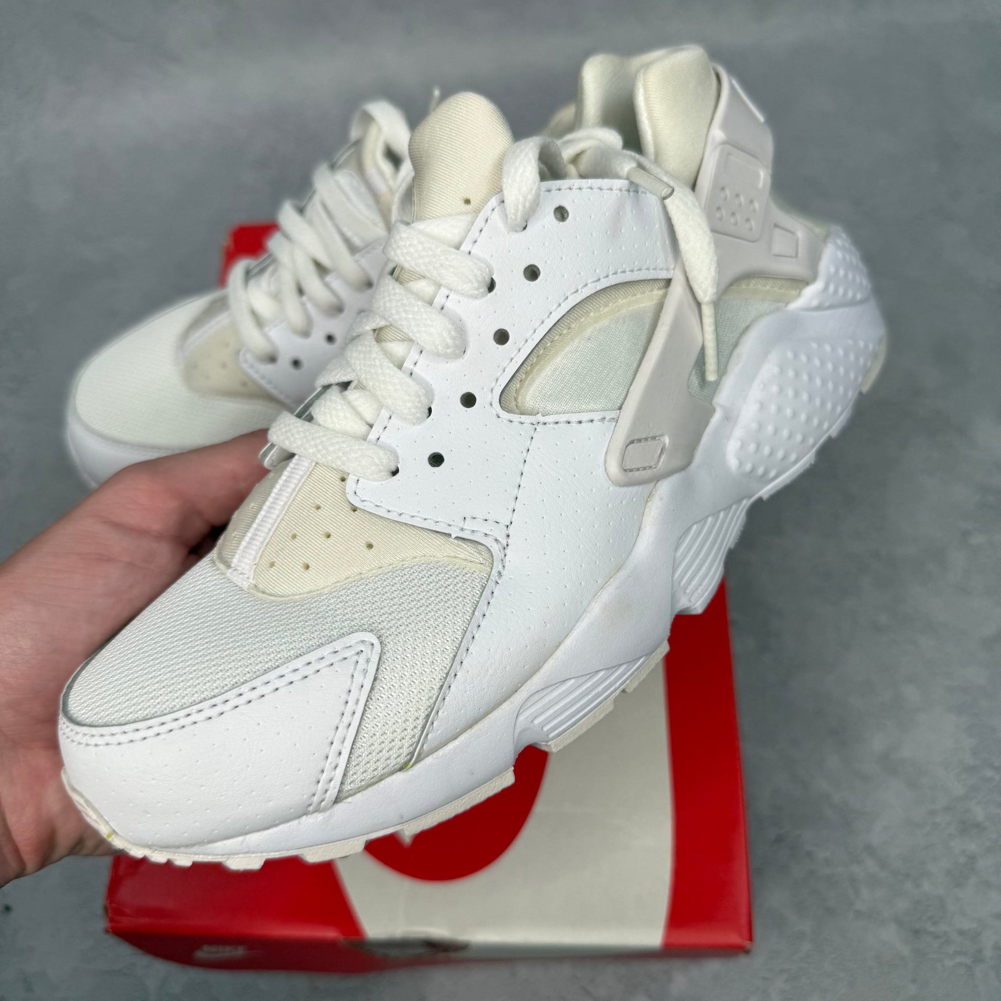Nike Air Huarache Run White Pure Platinum (GS) *pre - owned* SIZE 6.5Y - Kicks Collective PA - Nike - 654275 - 110 - Kid's Shoes - 6.5Y - Pre - Owned