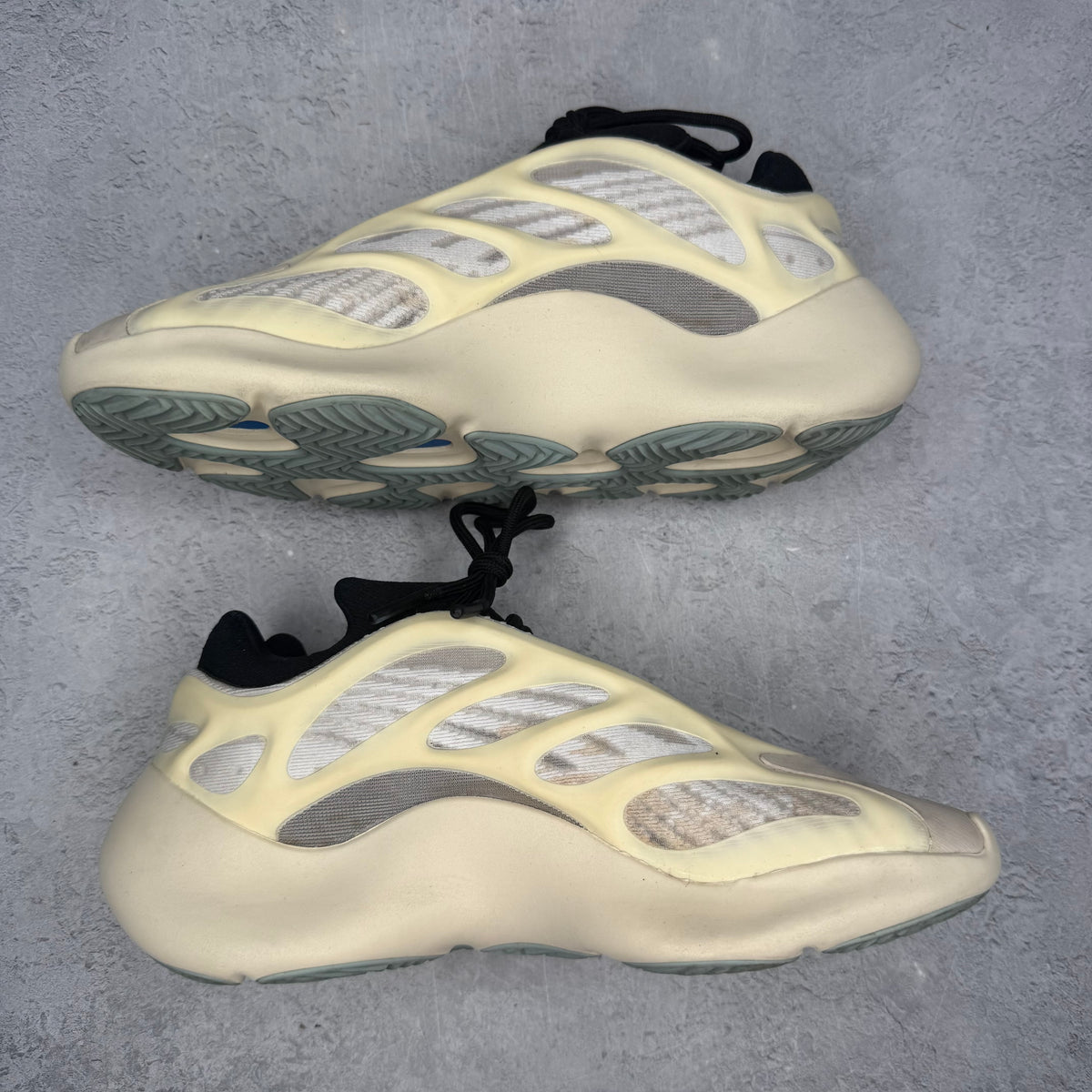 adidas Yeezy 700 V3 Azael *pre-owned* SIZE 6.5