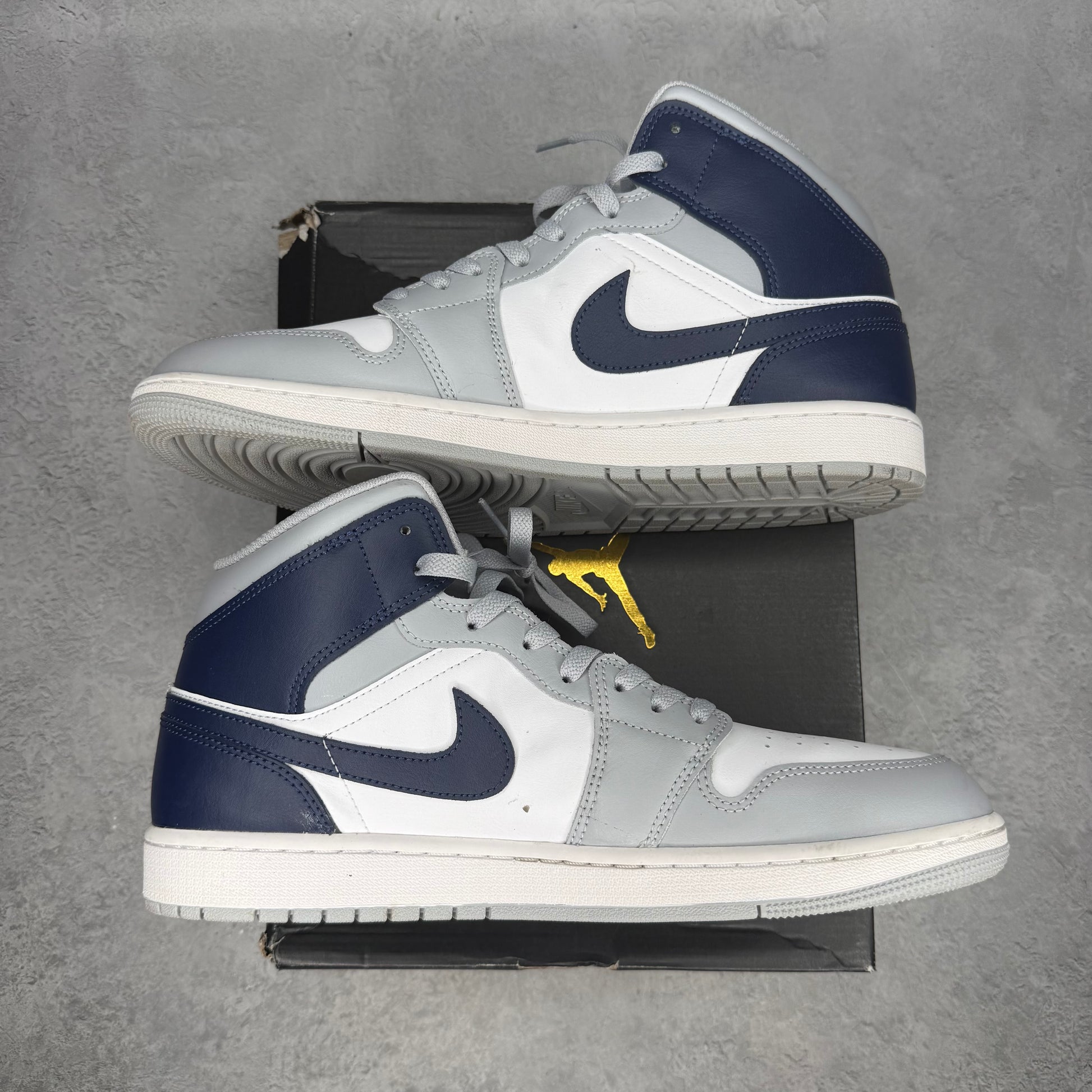 Jordan 1 Mid Wolf Grey Midnight Navy *pre-owned* SIZE 13