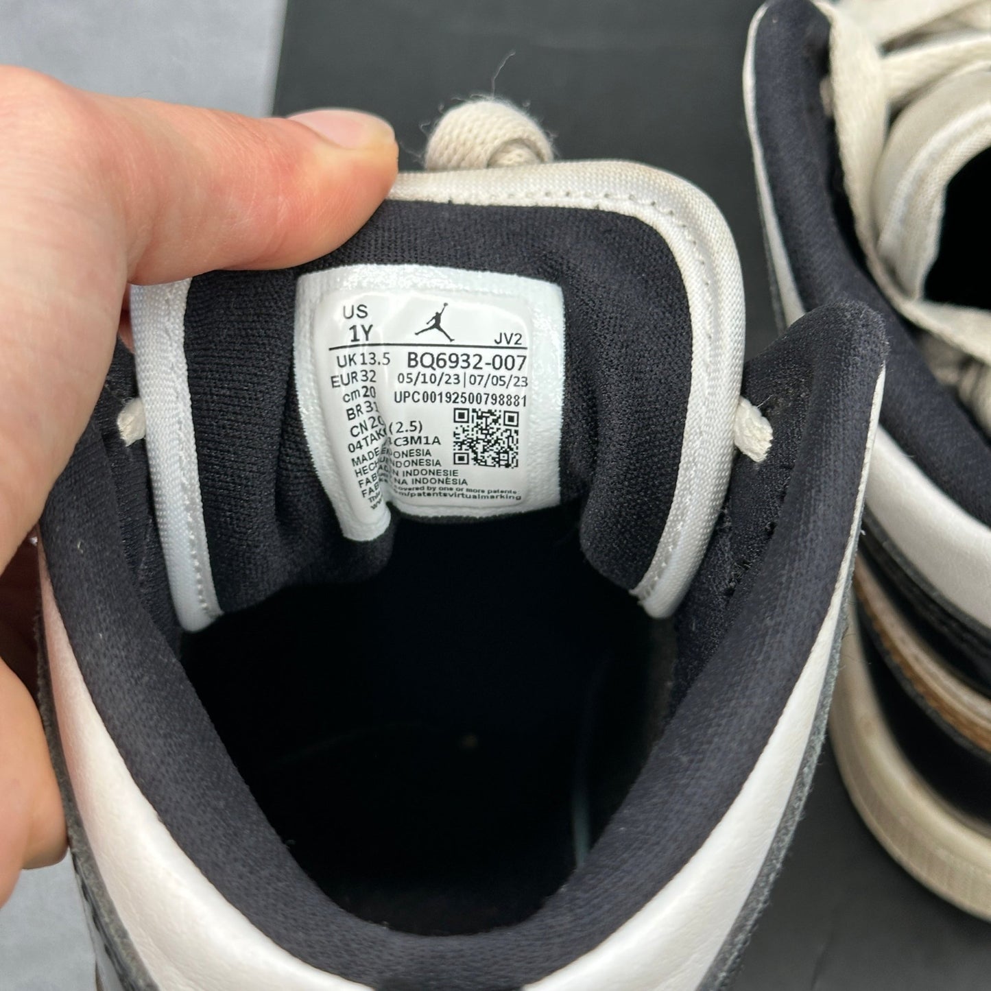 Jordan 1 Mid Patent Black White Gold (PS) *pre - owned* SIZE 1Y - Kicks Collective PA - Jordan - BQ6932 - 007 - Toddler's - 1Y - Pre - Owned