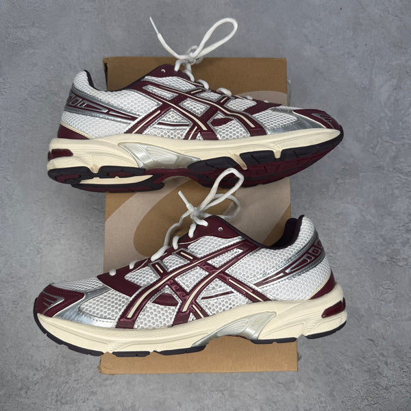 ASICS Gel - 1130 White Maroon Banner *pre - owned* SIZE 10.5 - Kicks Collective PA - ASICS - 1203A685-100 - Men's Shoes - 10.5M/12W - Pre - Owned