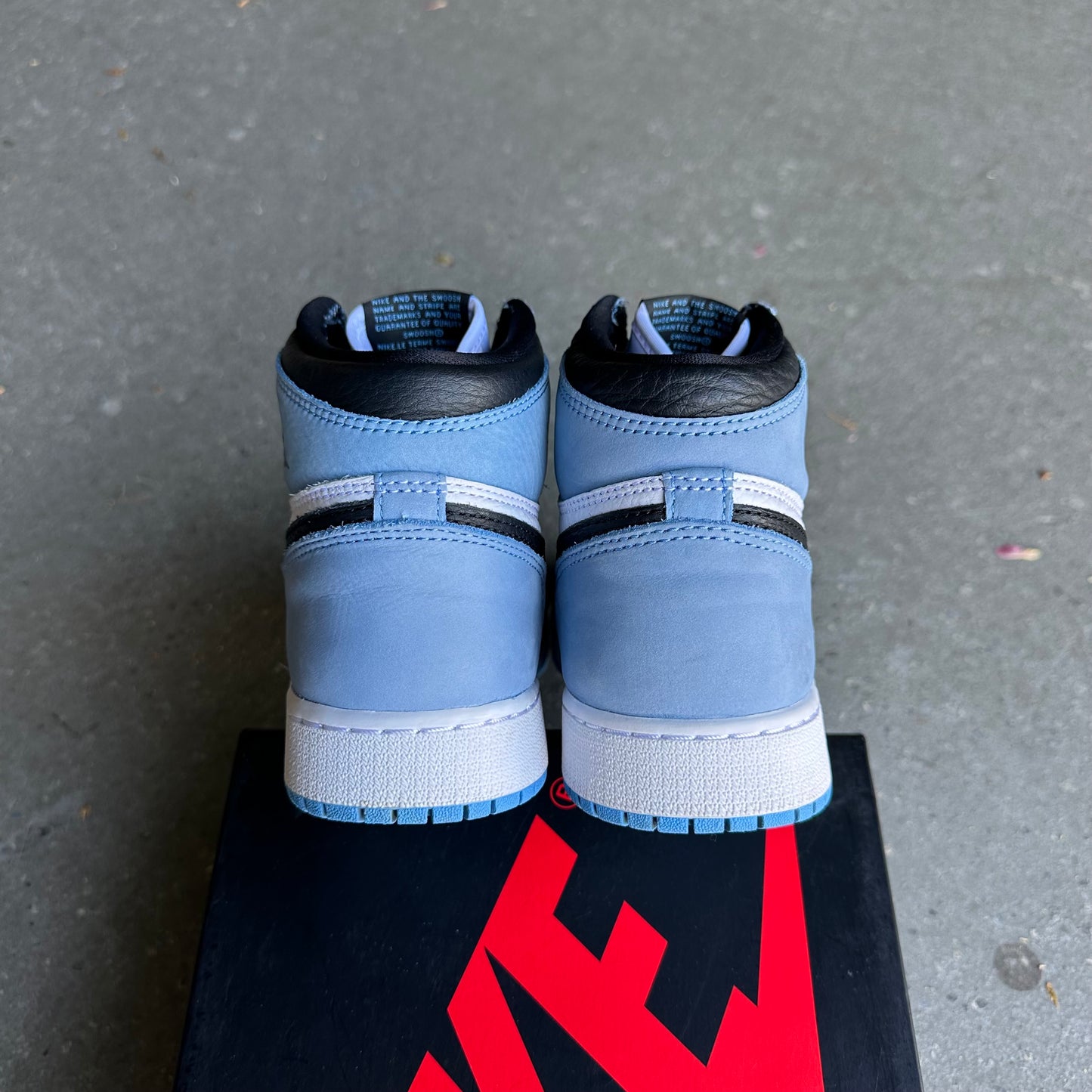 Jordan 1 Retro High OG University Blue *pre-owned* (SIZE 6Y)