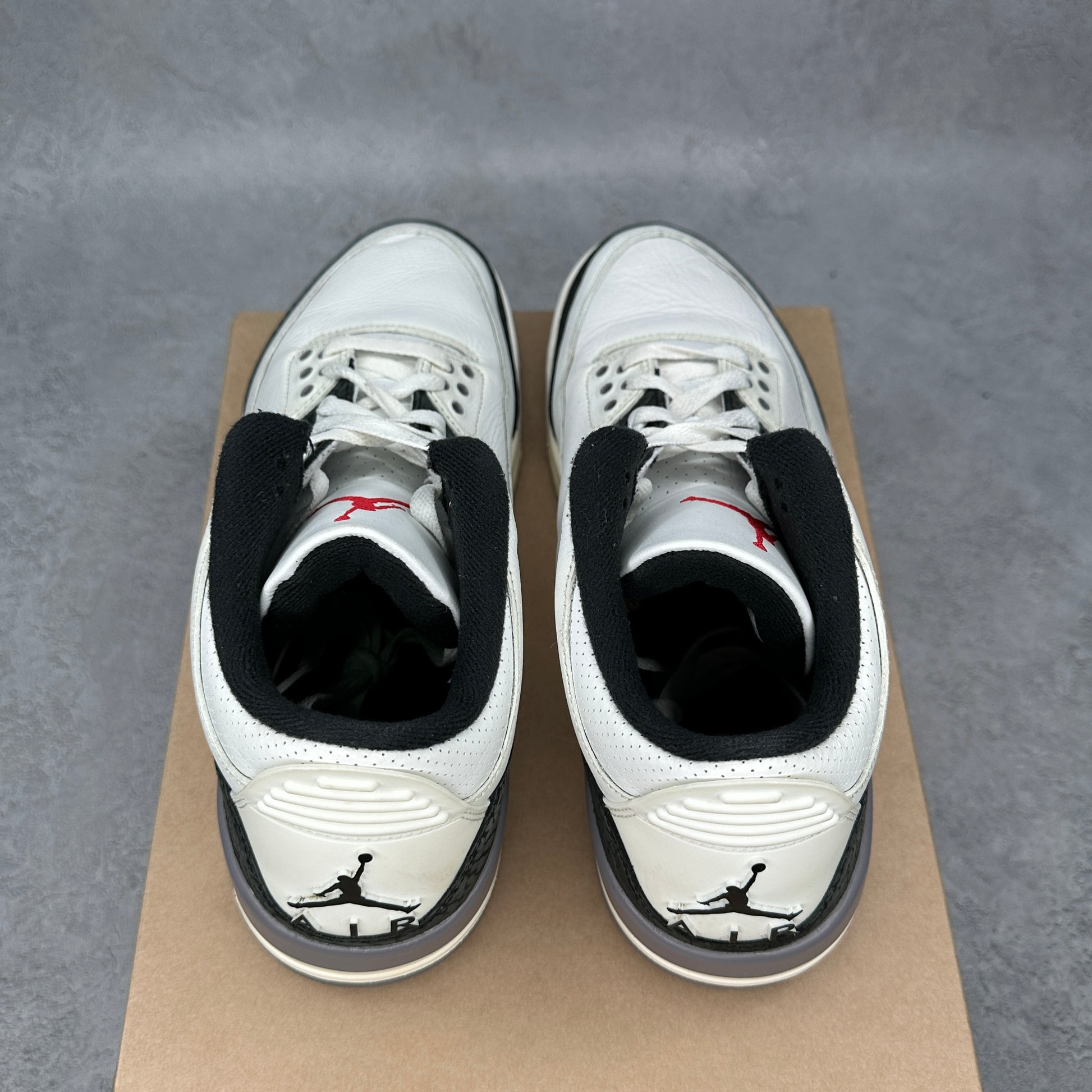 Jordan 3 Retro Cement Grey *pre-owned* SIZE 10.5