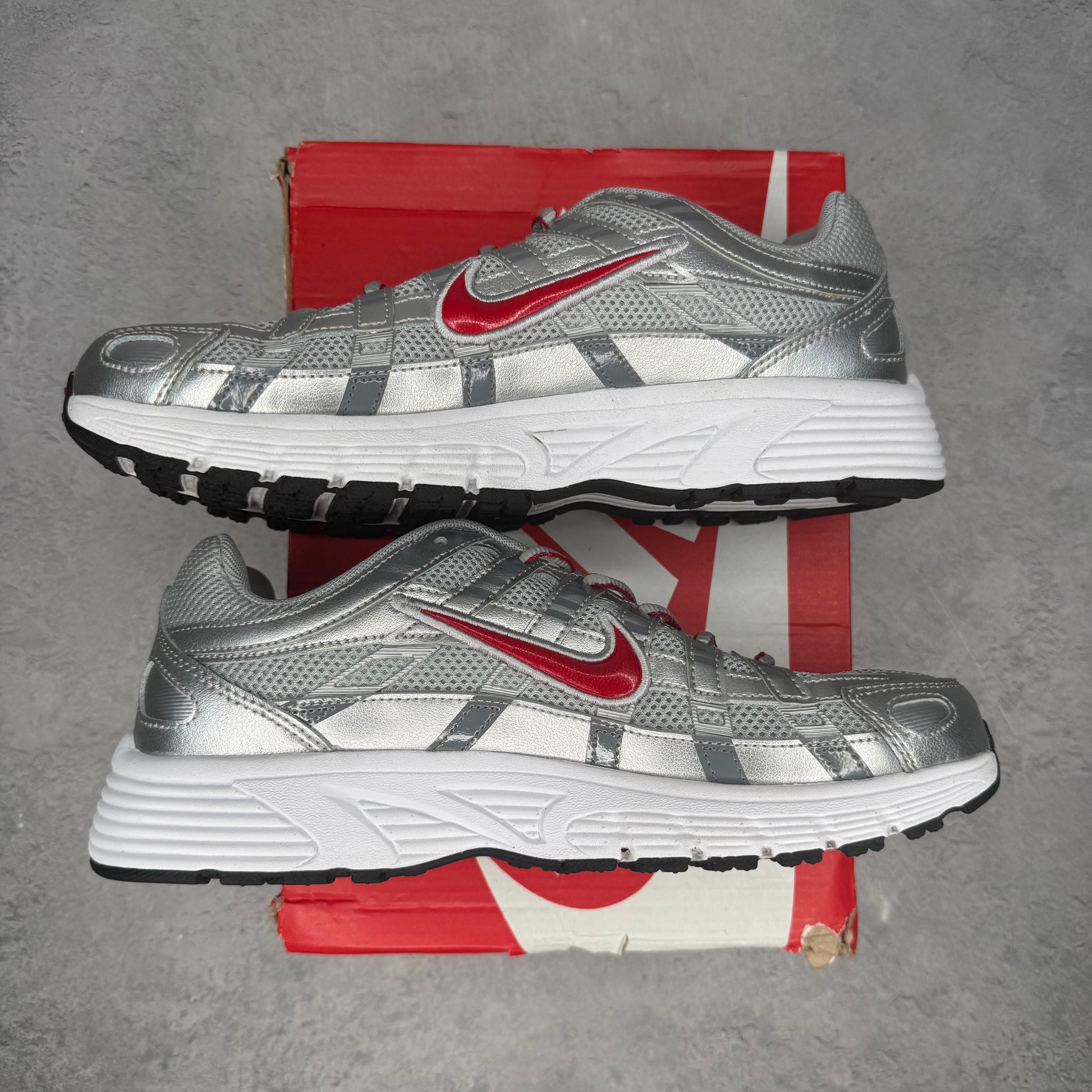 Nike P-6000 Metalic Silver Cool Red (GS) *pre-owned* SIZE 7Y