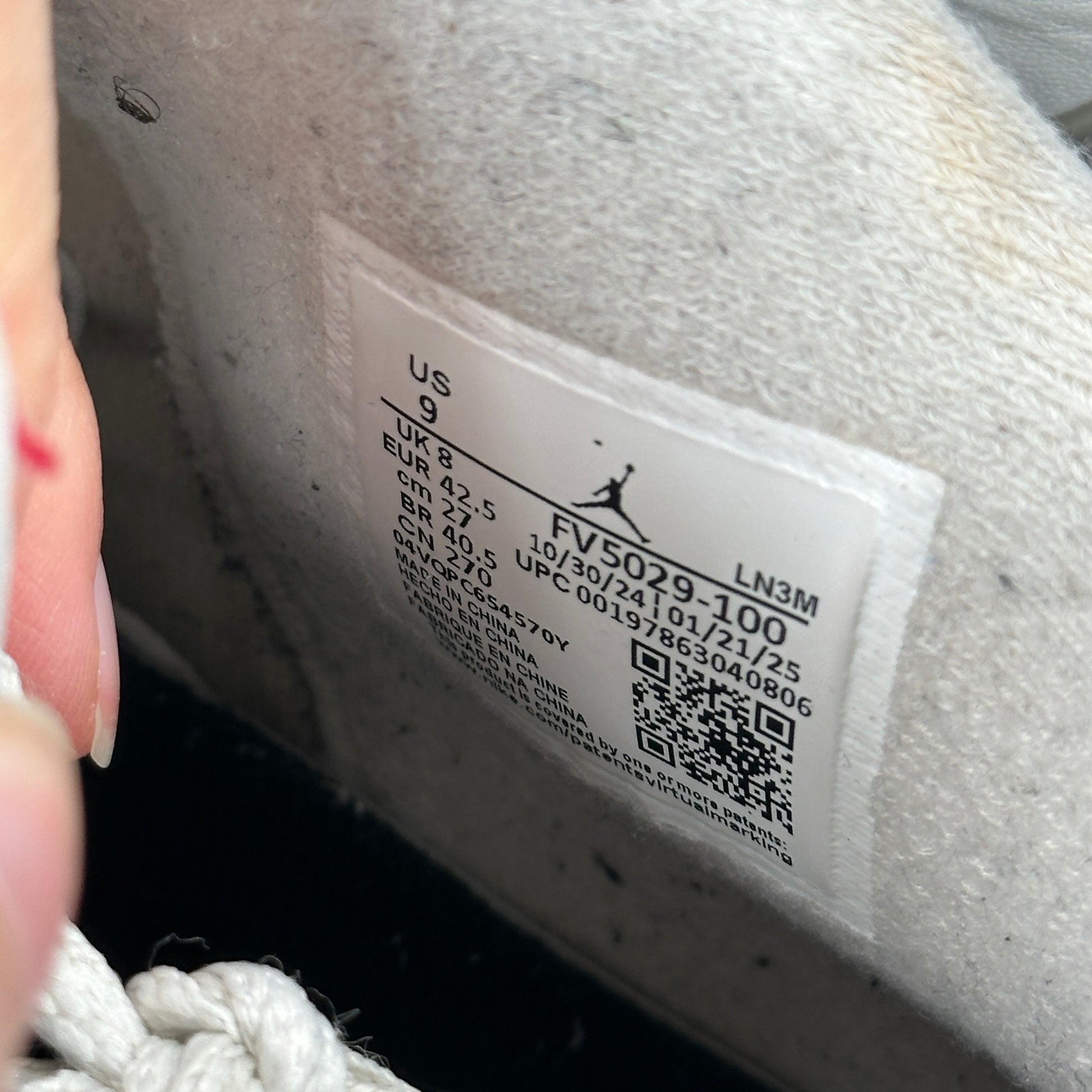 Jordan 4 Retro White Cement (2025) *pre-owned* SIZE 9