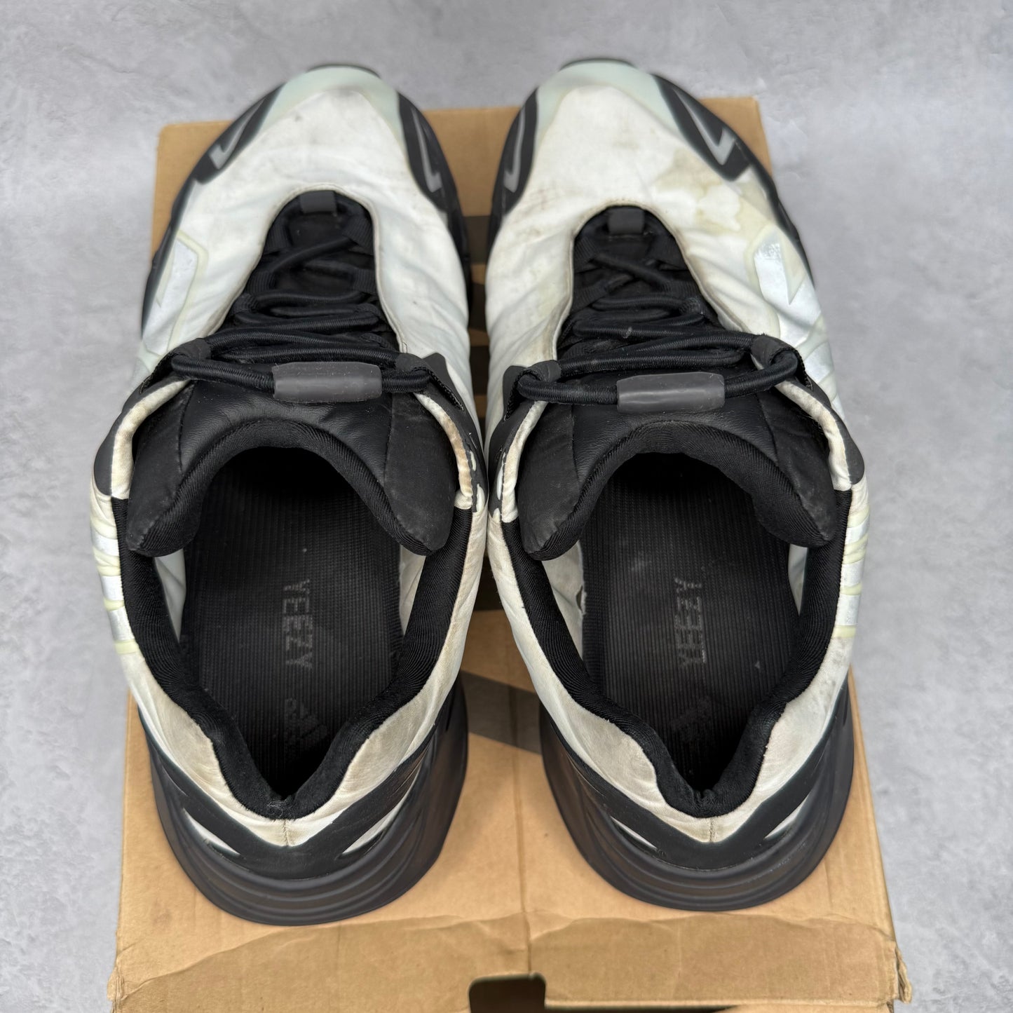adidas Yeezy Boost 700 MNVN Blue Tint *pre-owned* SIZE 9