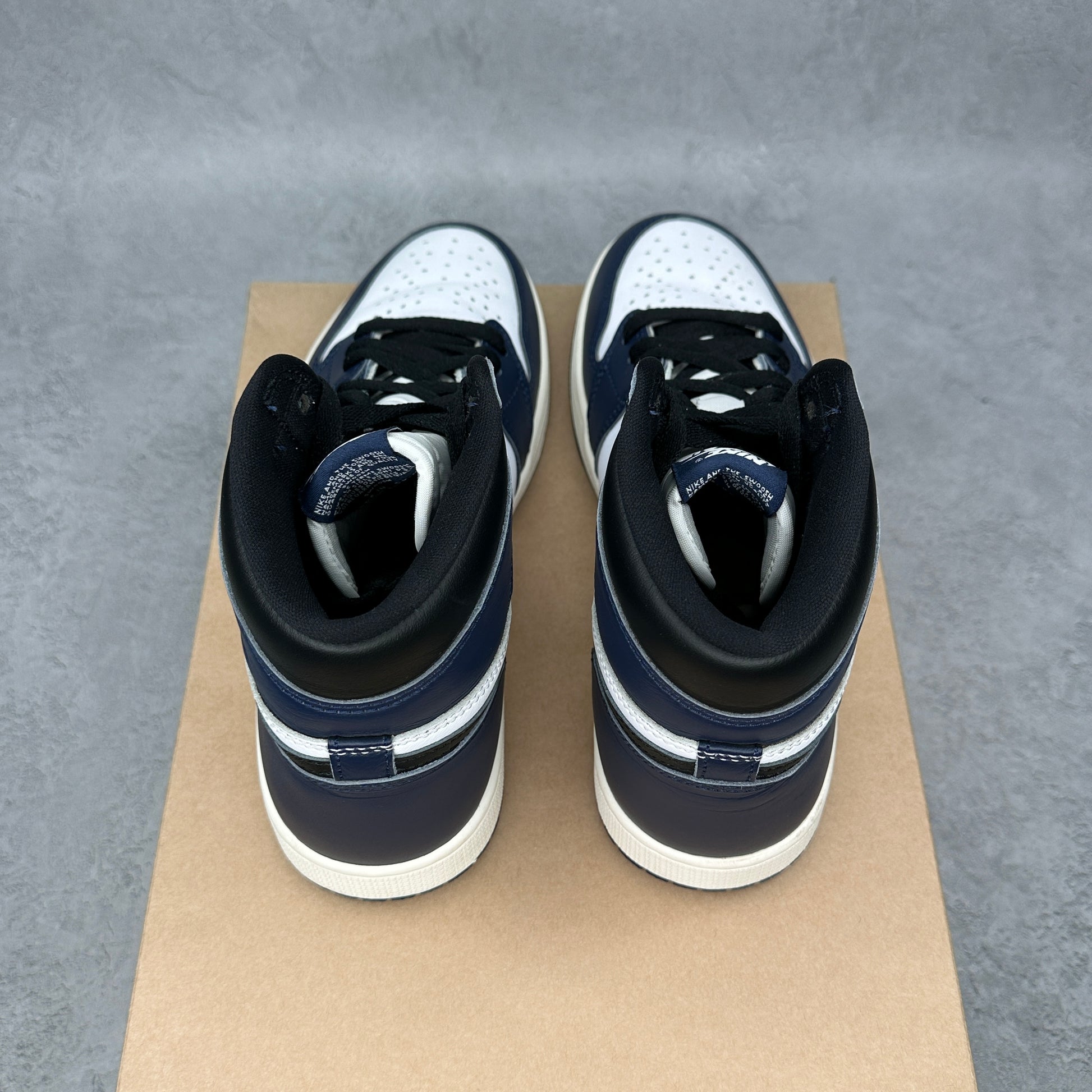 Jordan 1 Retro High OG Midnight Navy *pre-owned* SIZE 8.5