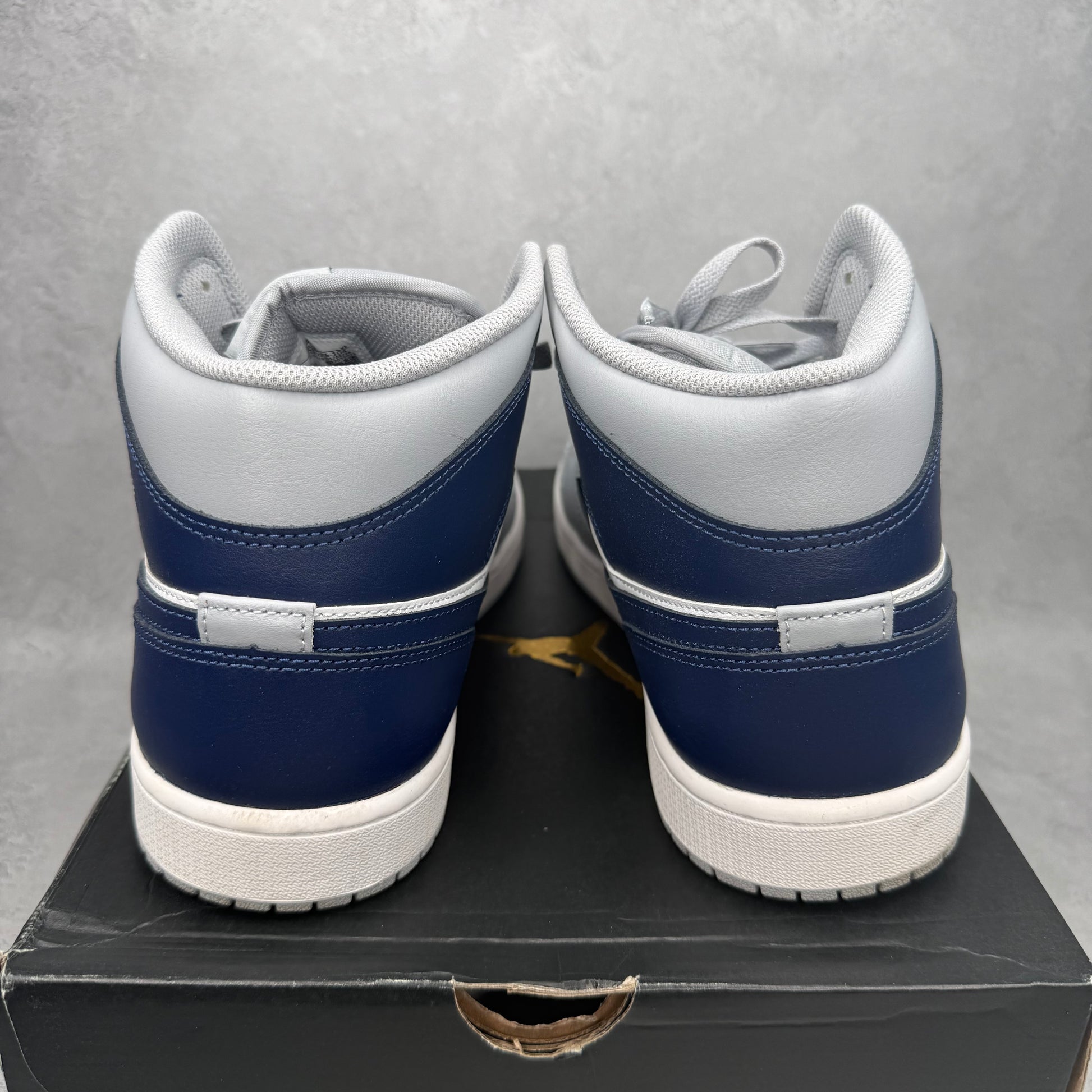 Jordan 1 Mid Wolf Grey Midnight Navy *pre-owned* SIZE 13