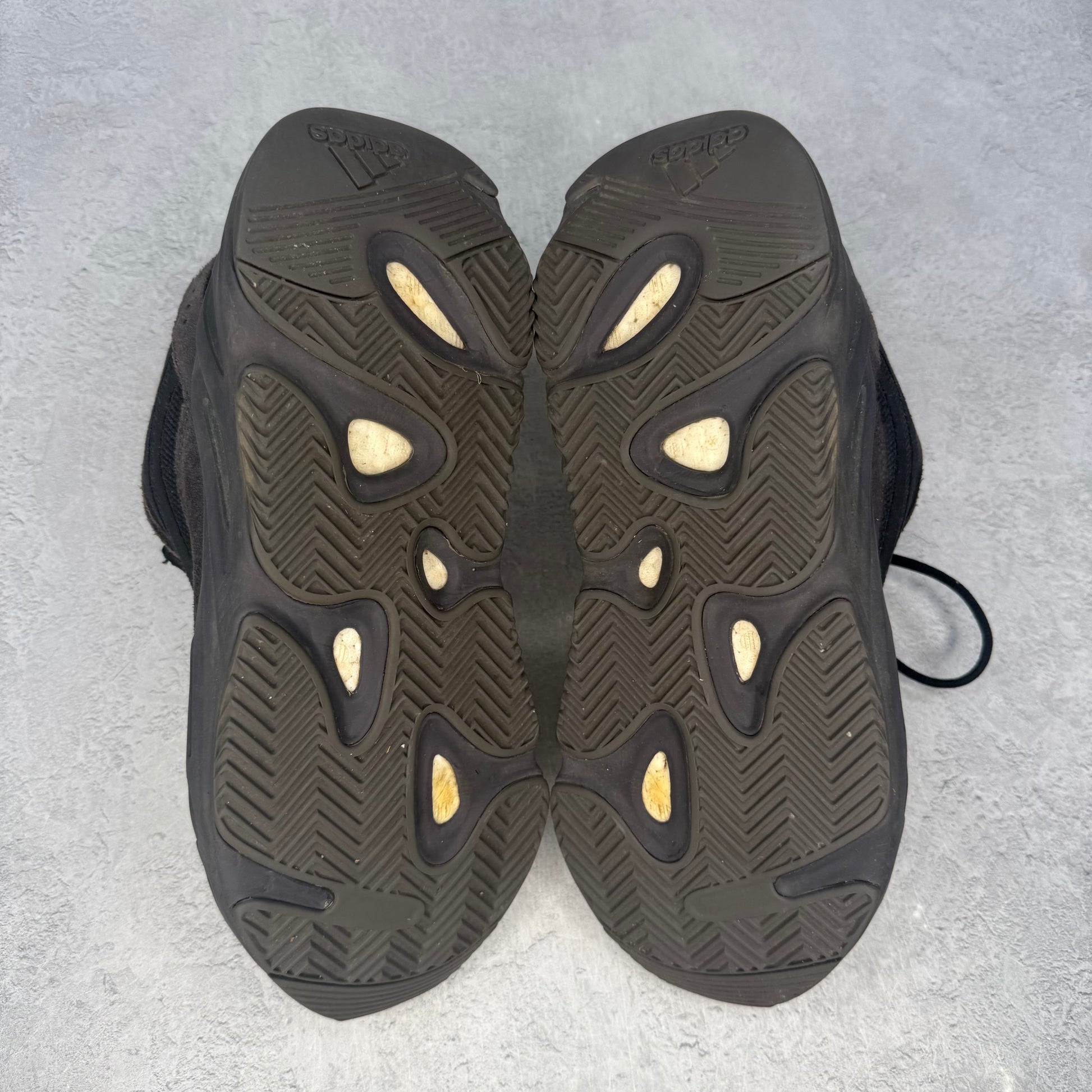 adidas Yeezy Boost 700 V2 Vanta *pre-owned* SIZE 10