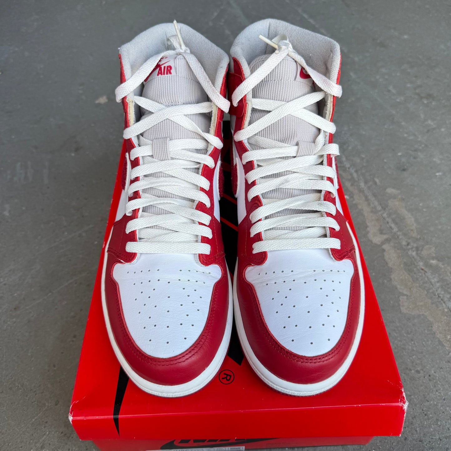 Jordan 1 Retro High OG Varsity Red (Women's) *pre-owned* (SIZE 10.5)