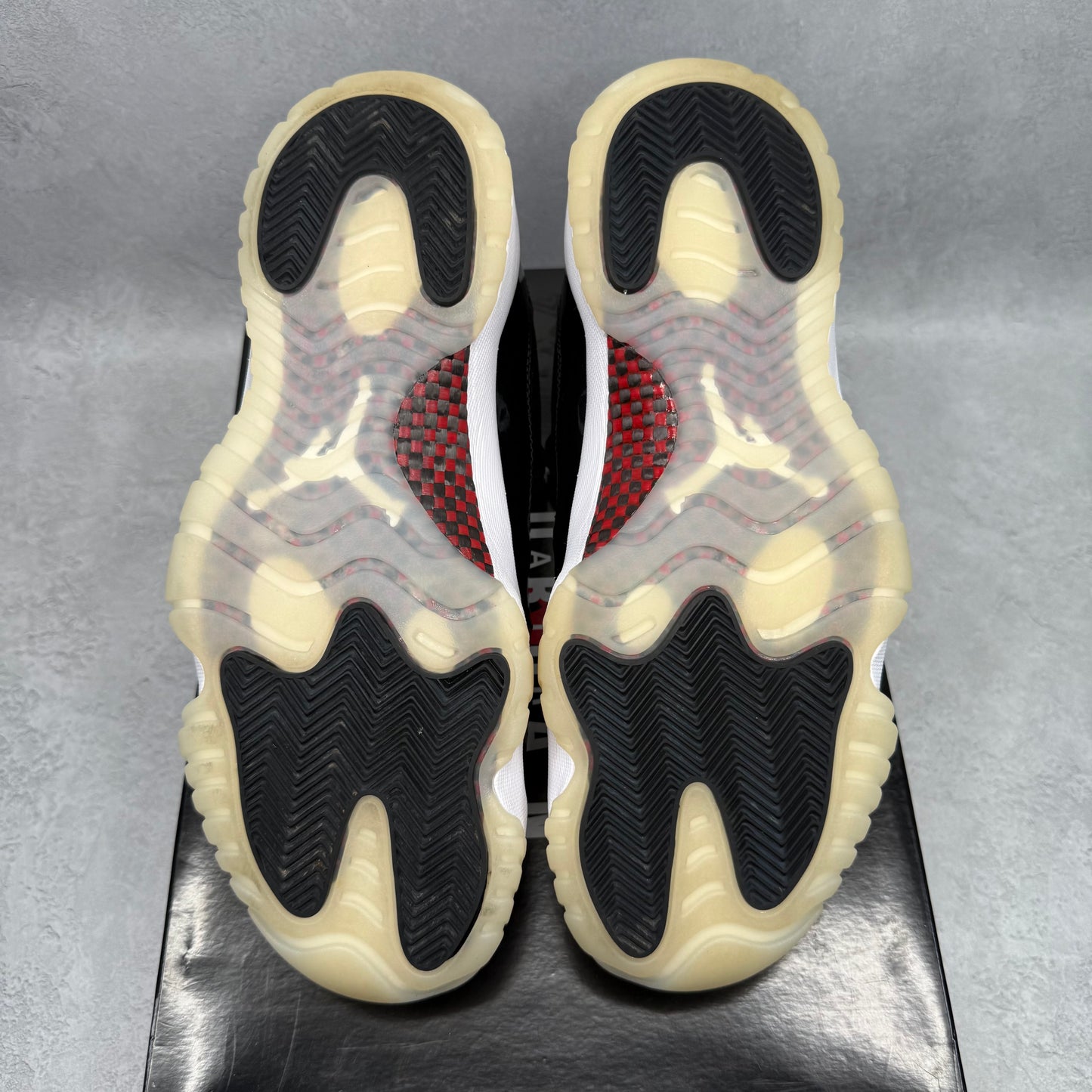 Jordan 11 Retro Low 72-10 *pre-owned* SIZE 10