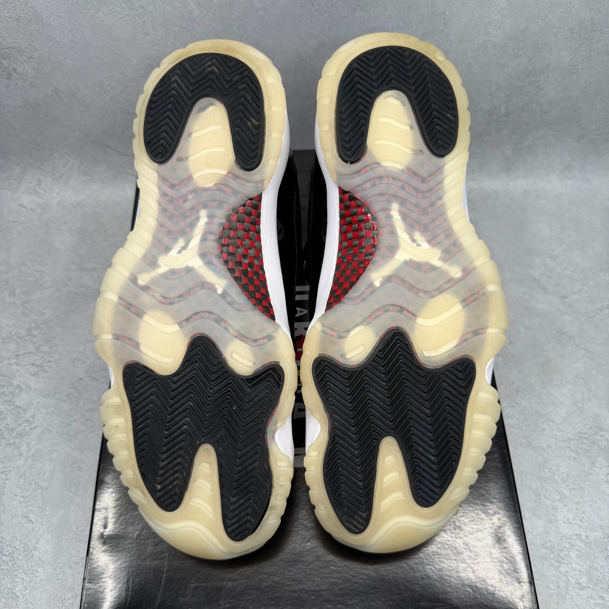 Jordan 11 Retro Low 72-10 *pre-owned* SIZE 10