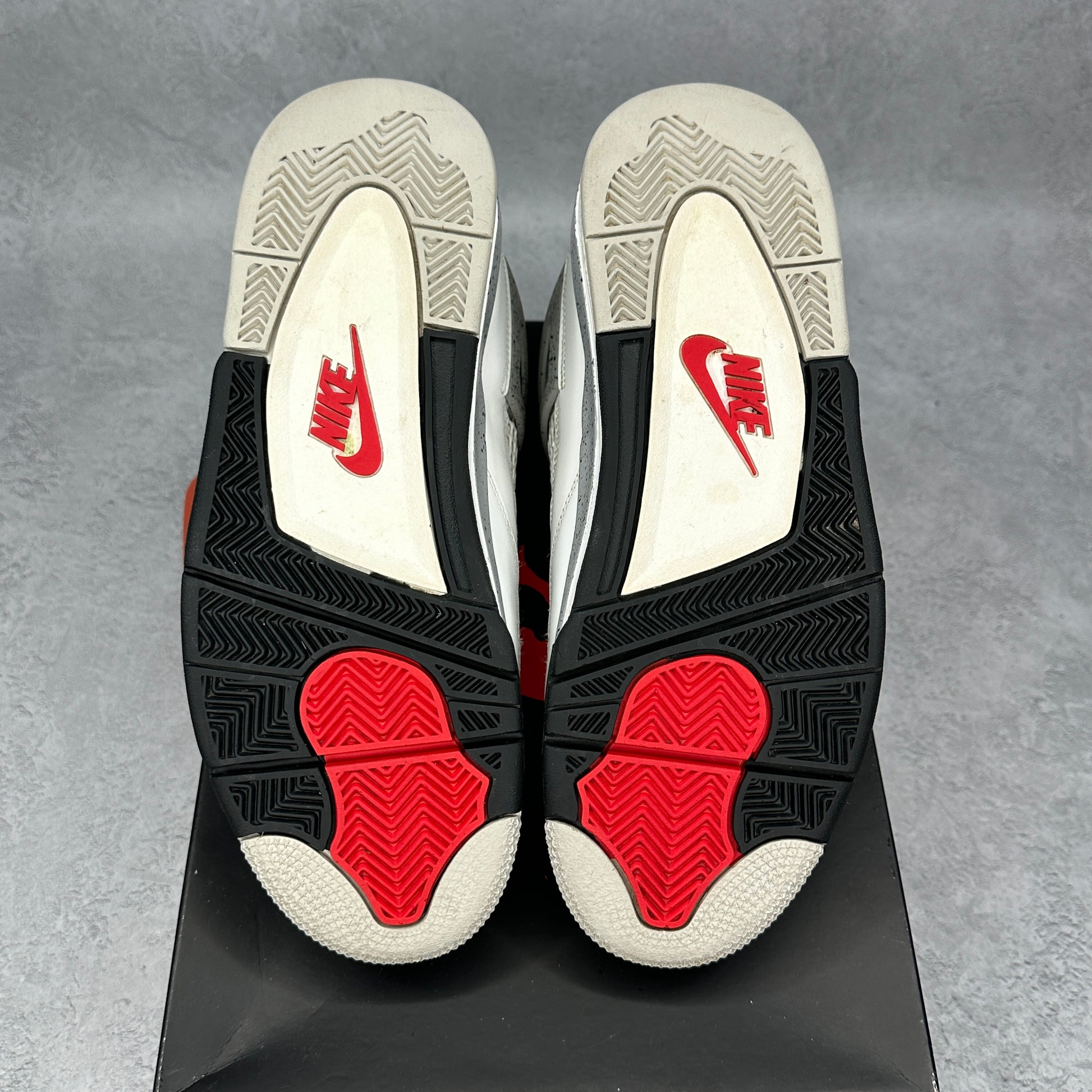 Jordan 4 Retro White Cement (2025) *pre-owned* SIZE 9