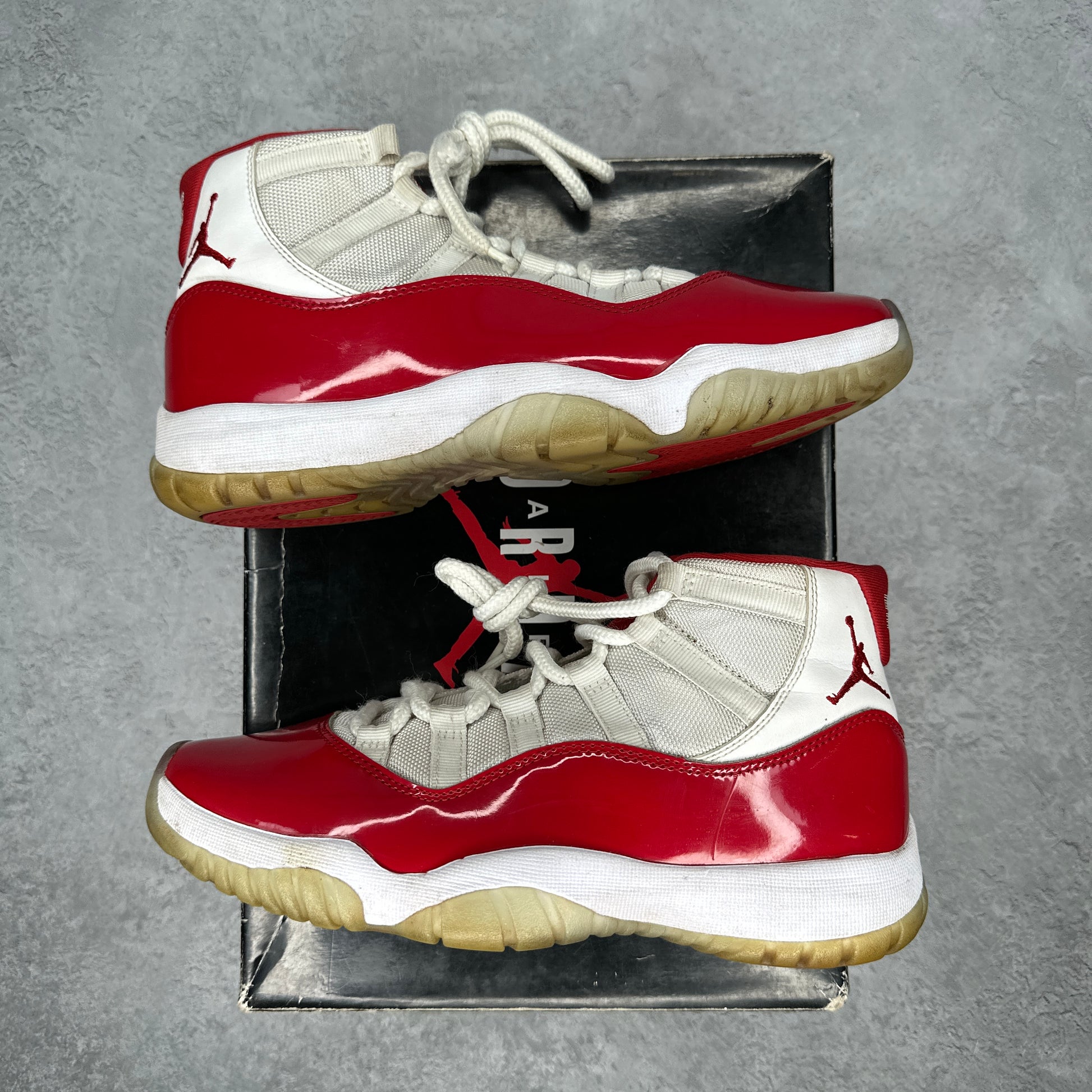 Jordan 11 Retro Cherry (2022) *pre-owned* SIZE 7.5
