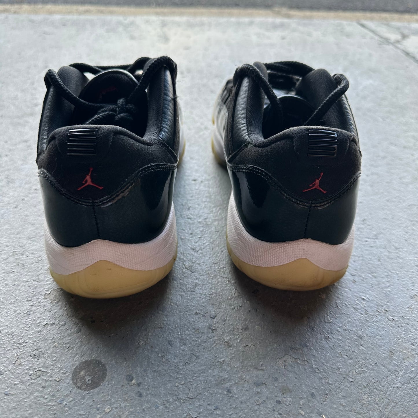 Jordan 11 Retro Low 72-10 *pre-owned* (SIZE 9.5)