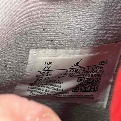 Jordan 4 Retro Bred Reimagined (GS) *pre-owned* SIZE 7Y