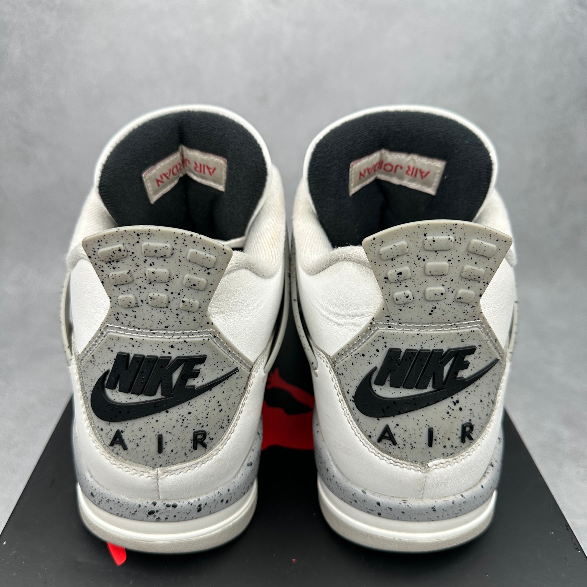 Jordan 4 Retro White Cement (2025) *pre-owned* SIZE 9