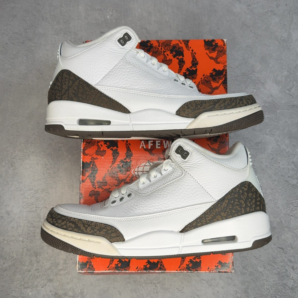 Jordan 3 Retro Mocha (2018) 8.5 (Pre-Owned) - Image 1