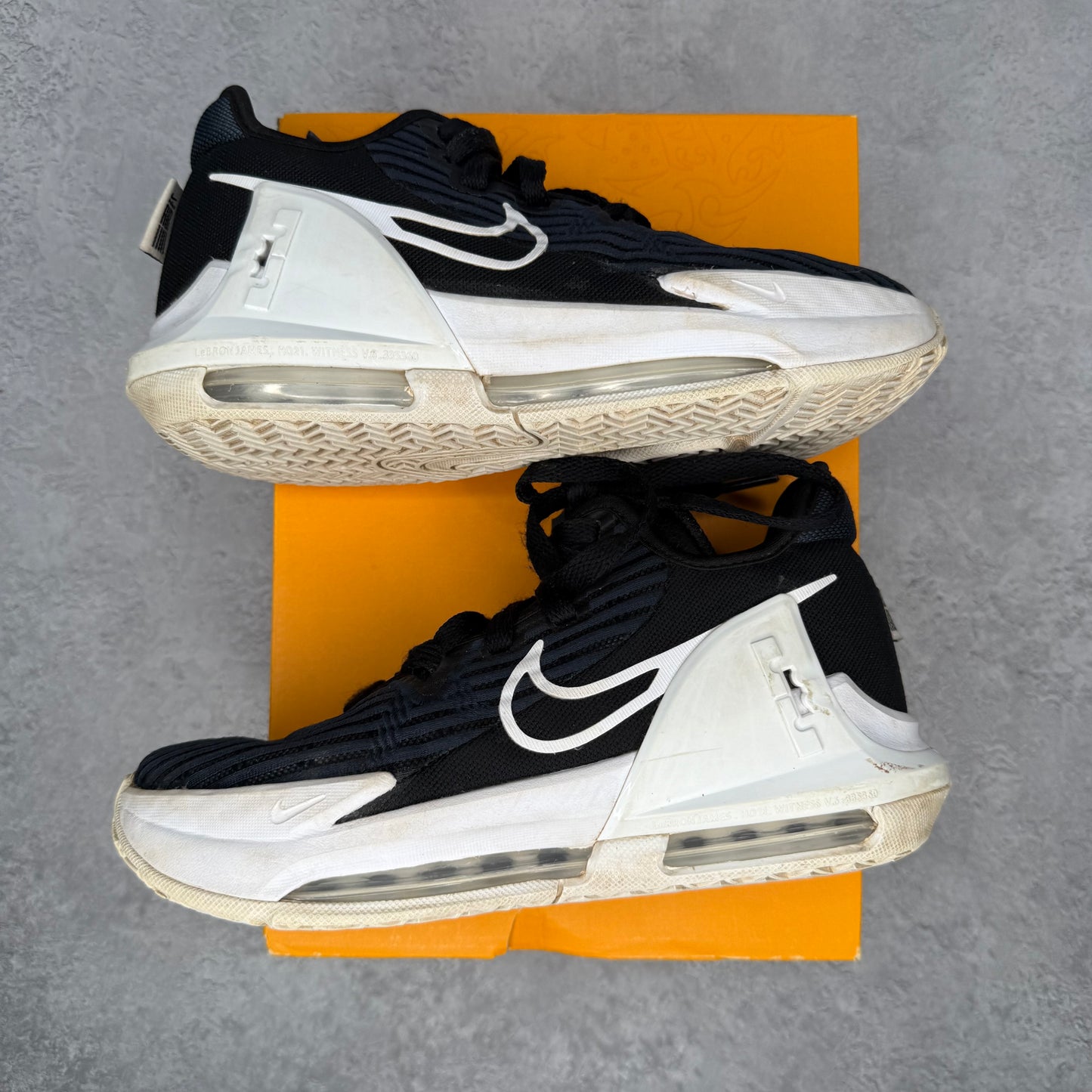 LeBron Witness 6 Black Dark Obsidian (GS) *pre-owned* SIZE 4.5Y