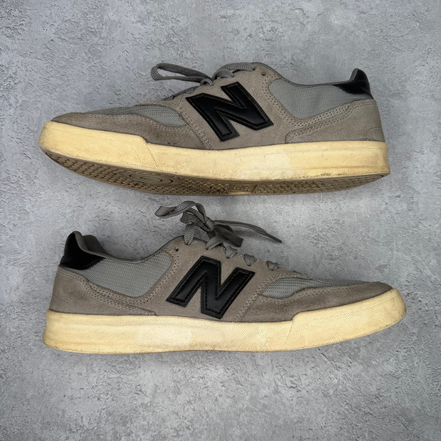 New Balance Men's 300 V2 Grey/Navy *pre-owned* SIZE 10.5