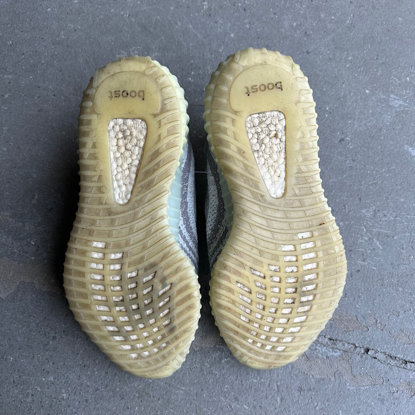 adidas Yeezy Boost 350 V2 Blue Tint *pre-owned* NO INSOLES (SIZE 9)