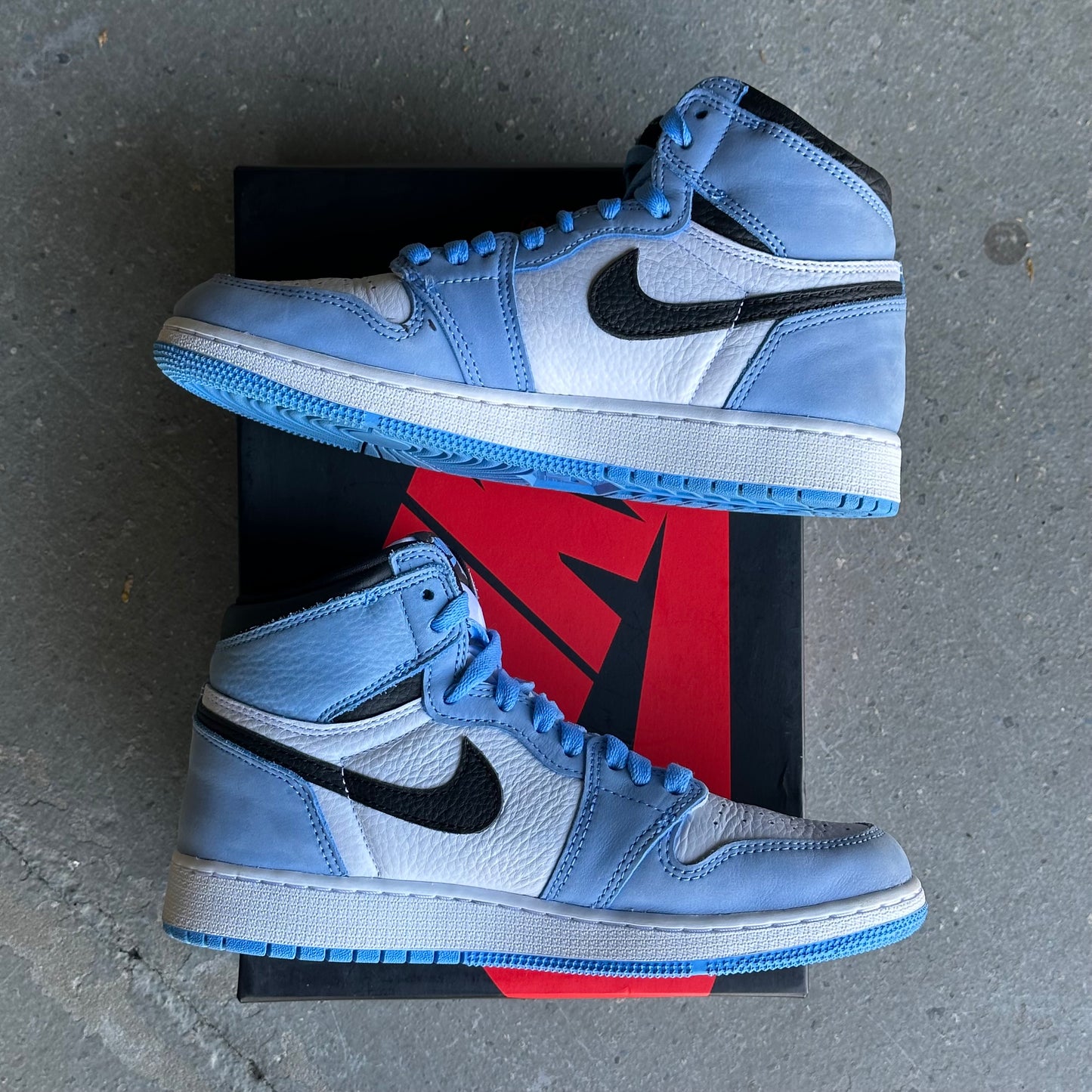 Jordan 1 Retro High OG University Blue *pre-owned* (SIZE 6Y)